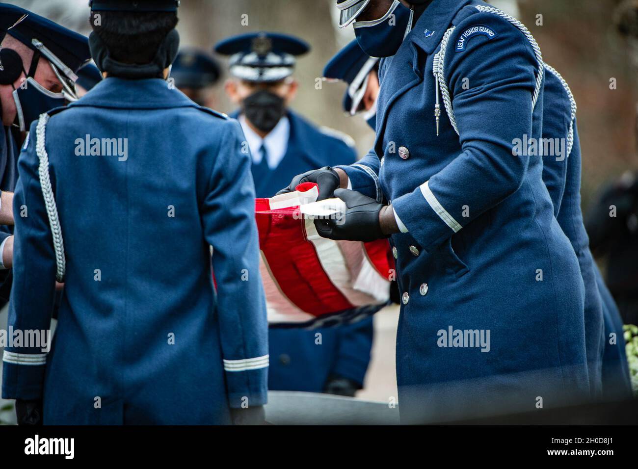 La Guardia d'onore dell'Aeronautica militare degli Stati Uniti, un batterista e un bugler della U.S. Air Force Band, e il reggimento di fanteria degli Stati uniti 3d (la vecchia Guardia) Caisson Platoon condotto onorificenze funebri militari modificate con scorta funebre per U.S. Air Force Lt. Gen. (Ret.) Brent Scowcroft nella Sezione 30 del cimitero nazionale di Arlington, Arlington, Virginia, 29 gennaio 2021. Scowcroft, laureato nel 1947 presso l'accademia militare degli Stati Uniti a West Point, ha servito la nostra nazione in uniforme dal 1947 fino a quando si è ritirato come un Gen. Di Lt. Nel 1975. Fu il nono e il diciassettesimo servizio di sicurezza nazionale sotto gli ex presidenti Gerald R. Ford e Geor Foto Stock