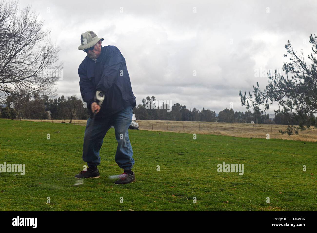 In pensione il personale dell'aeronautica degli Stati Uniti Sgt. Denis Bissell gioca a golf al Coyote Run Golf Course, 29 gennaio 2021, presso la base dell'aeronautica militare di Beale, California. Il campo da golf Coyote Run ha visto una perdita di circa 150,000 dollari all'anno negli ultimi sei o sette anni. Foto Stock