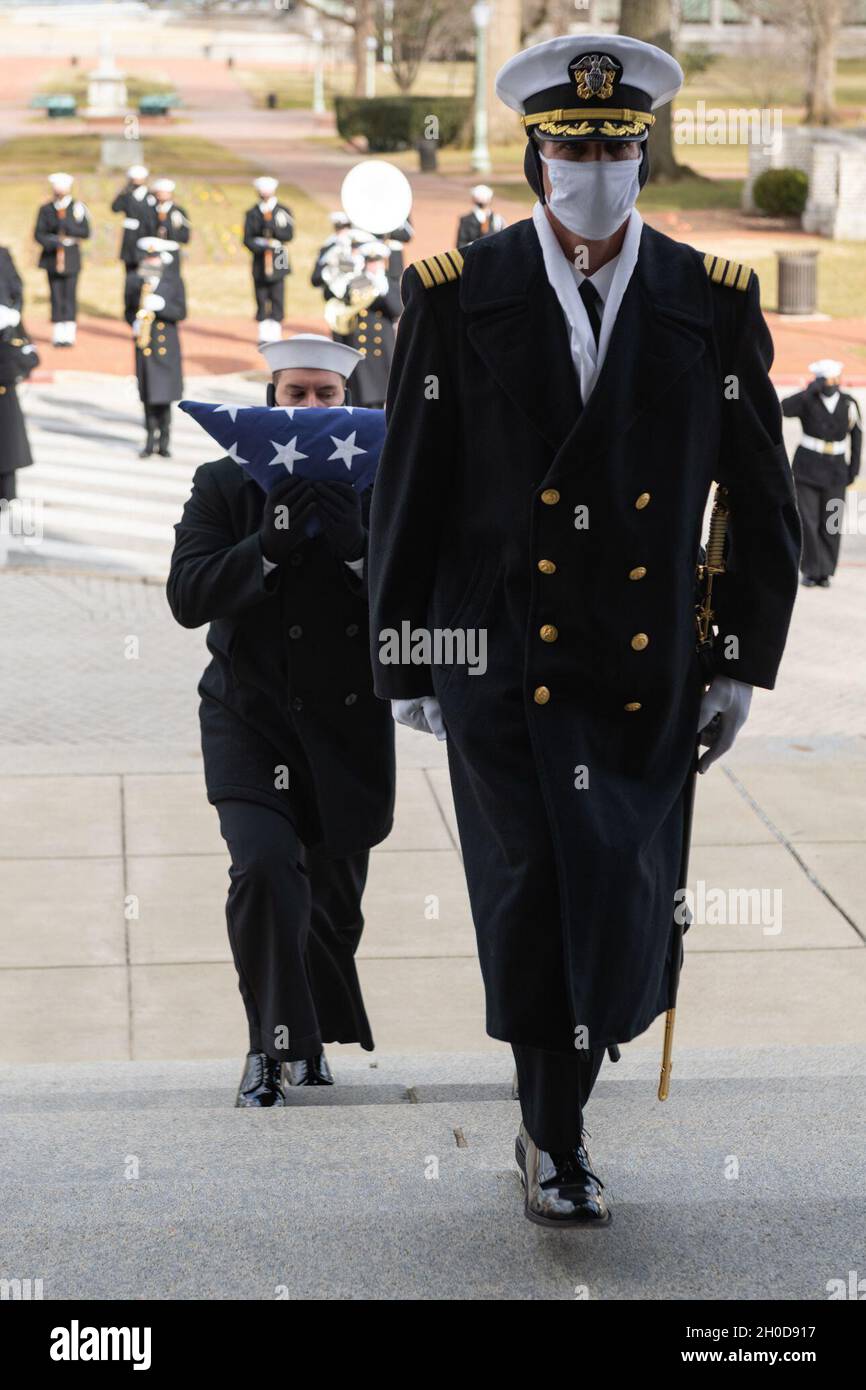 ANNAPOLIS, Md. (Gen. 29, 2021) i marinai della Guardia Cerimoniale del Distretto Navale di Washington trasportano l'urna di Midshipman di prima Classe John M. Johnson nella Cappella dell'Accademia Navale degli Stati Uniti. L'Accademia Navale onorò la vita di Johnson, da Chapel Hill, North Carolina, con un funerale e un servizio committale con onorificenze militari. Johnson morì il 15 dicembre 2020, in un incidente annegato che si verificò mentre usciva dalla U.S. Naval Academy. Johnson è sopravvissuto dai suoi genitori, Kim e John, e dai suoi quattro fratelli più giovani, Vance, Paul, Franklin e Teddy. Foto Stock