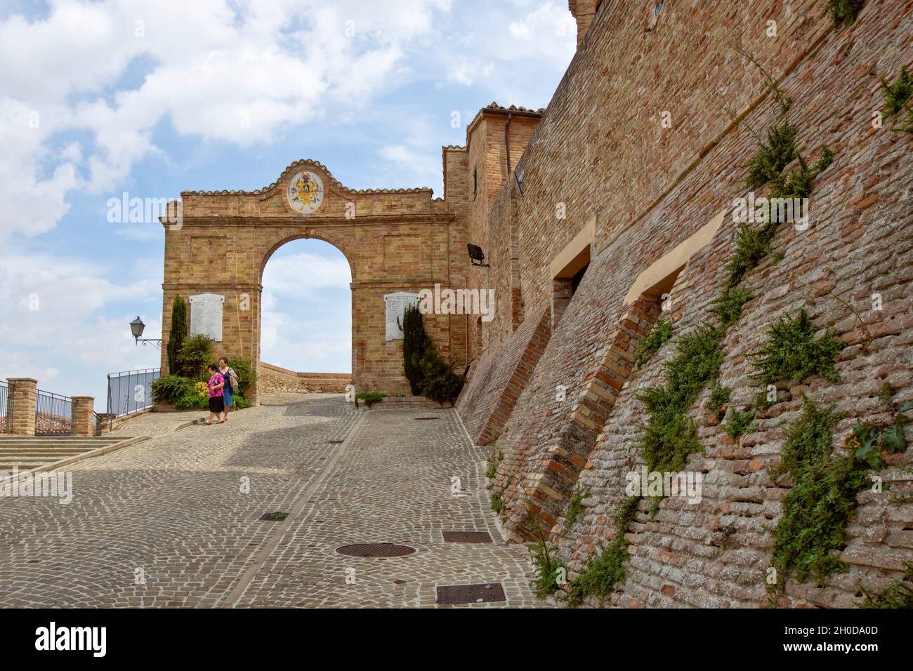 Porta d'ingresso e le antiche mura, Castello di Piticchio, Marche, Italia, Europa Foto Stock