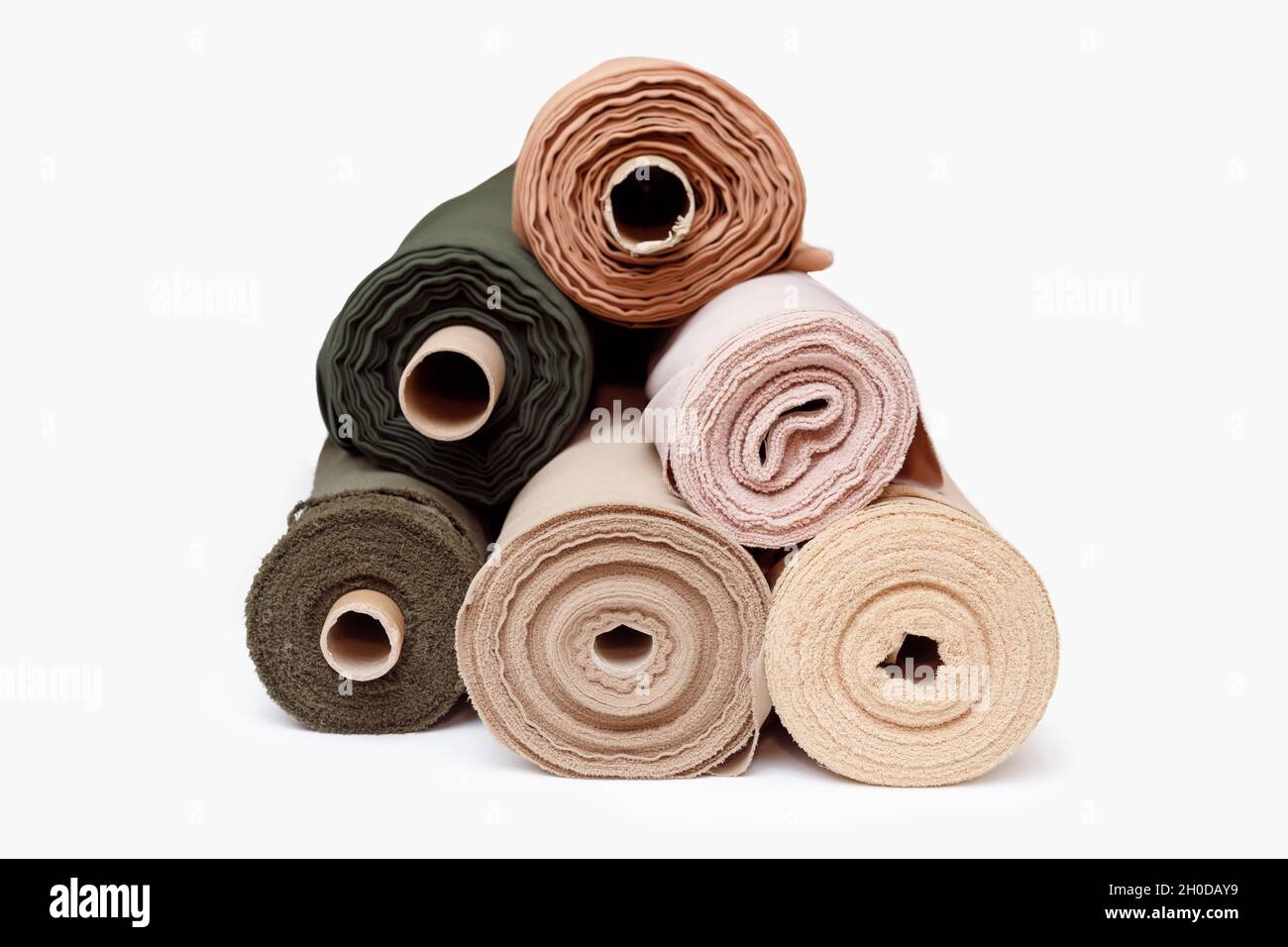 Pila di rotoli di tessuto color pastello isolati su tessuti bianchi, sintetici e naturali con copyspace. Foto Stock