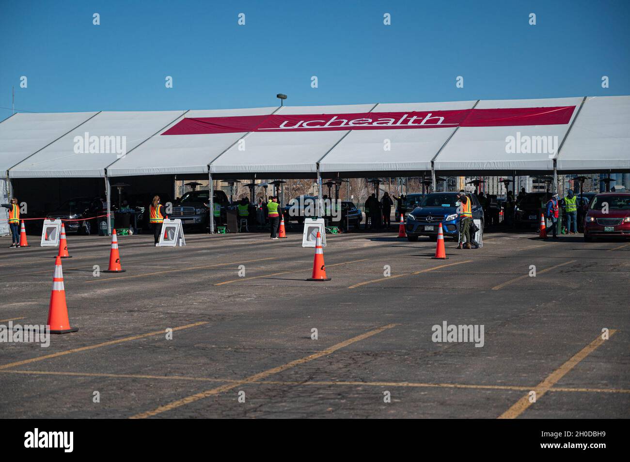 DENVER, Colom., 31 gennaio 2021 – la UC Health ha organizzato un evento di vaccinazione COVID-19 su larga scala appena fuori dallo stadio delle Colorado Rockies, dove il personale ha vaccinato 10,000 colouradani in un periodo di due giorni. L'intero evento è stato pianificato in due settimane ed è stato, fino ad oggi, il più grande sforzo di vaccinazione di massa negli Stati Uniti. Minh Phan/FEMA Foto Stock