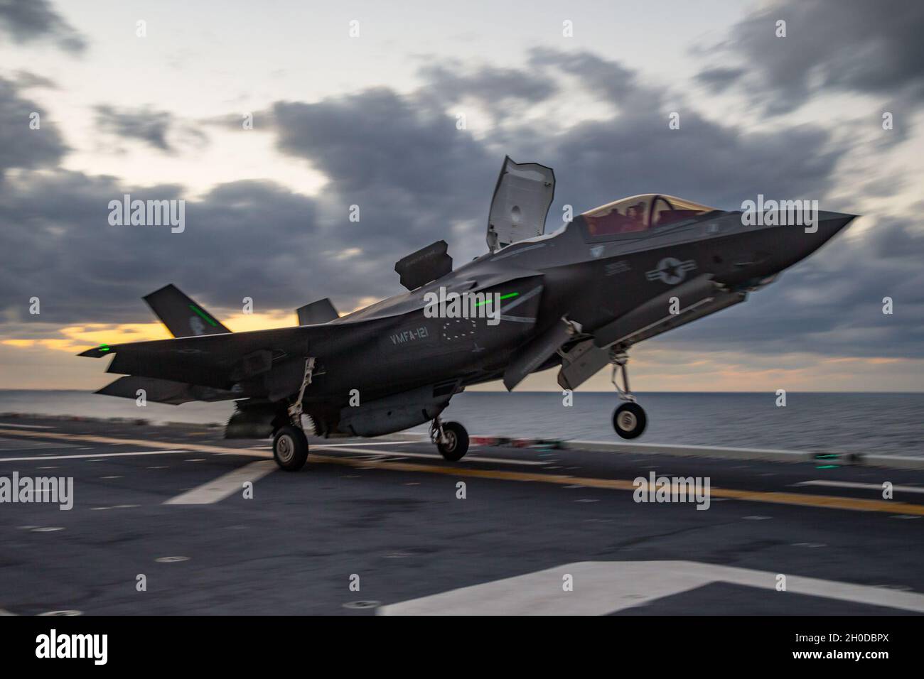 A Marine F-35B Lightening II con Marine Medium Tiltrotor Squadron 262 (rinforzato), 31st Marine Expeditionary Unit (MEU), decade da nave d'assalto anfibio USS America (LHA 6) nel Mar delle Filippine, 30 gennaio 2021. Integrando il F-35B, che ha capacità di decollo brevi e può atterrare verticalmente su navi navali, il corpo Marino sta rafforzando la sua partnership con la Marina. Il 31 MEU opera a bordo di navi dell'America Expeditionary Strike Group nel 7° settore di attività della flotta per migliorare l'interoperabilità con alleati e partner e fungere da forza di risposta pronta t Foto Stock