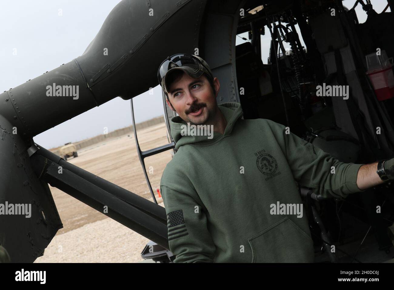 Esercito degli Stati Uniti Sgt. Caleb Estenson, meccanico capo con Golf Company, 2-104th General Support Aviation Battaglione, 28th Expeditionary Combat Aviation Brigade, è anche un capo equipaggio e istruttore di volo. Attualmente è al suo secondo dispiegamento e in precedenza è servito in Afghanistan. Egli dice che ama volare con la sua unità medevac e andare in missioni medevac, ma sa che quando si chiama 'è perché qualcuno sta avendo un brutto giorno.' Dice che la sua parte preferita di distribuzione andrà a casa. Foto Stock