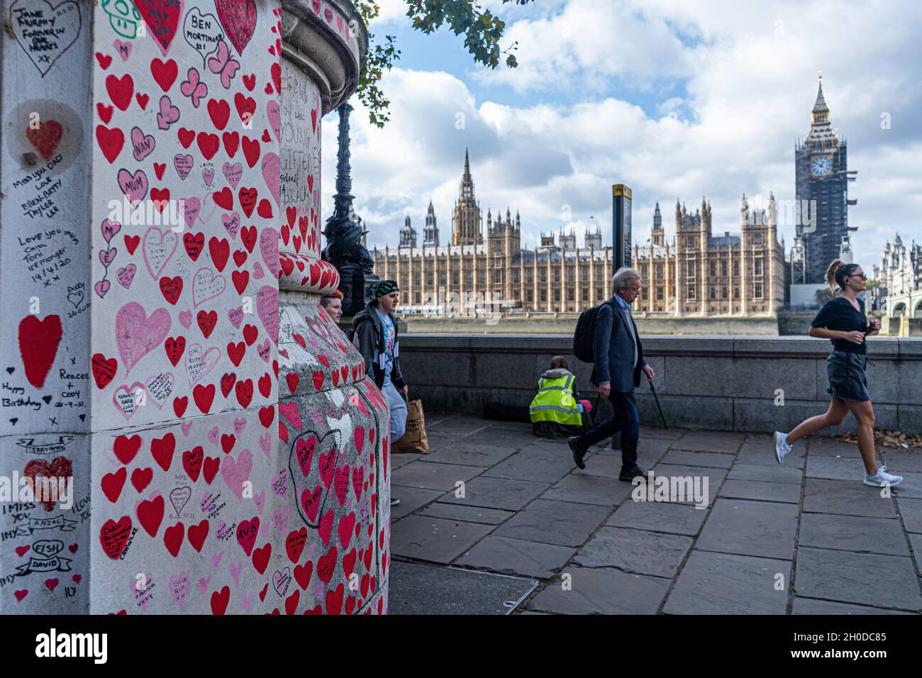 WESTMINSTER LONDRA, REGNO UNITO. 12 Ott 2021. Il muro commemorativo nazionale di Covid a Westminster decorato con cuori dipinti a mano dedicati alla memoria delle vittime della pandemia del coronavirus nel Regno Unito. Un rapporto pubblicato dal Comitato per la Salute e l'assistenza sociale e dal Comitato per la Scienza e la tecnologia ha rilevato che il governo britannico non ha fatto di più per fermare la diffusione di Covid nelle prime fasi della pandemia e il ritardo nell'introduzione del primo blocco che è costato migliaia di vite ed è stato uno di questi Il peggiore mai salute pubblica falls.Credit: amer Ghazzal / Alamy Live News Foto Stock