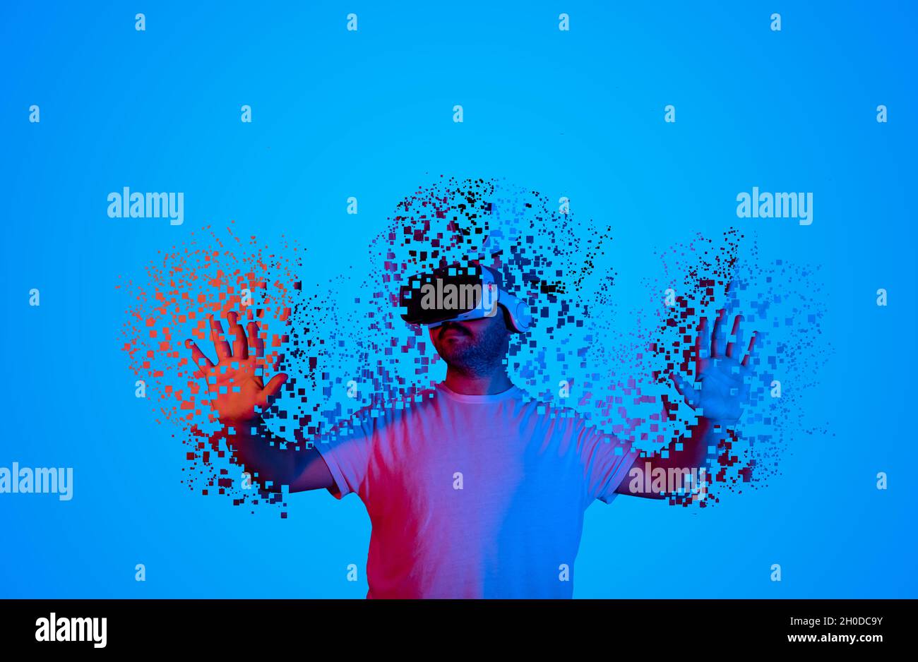 introduzione all'universo metaverse. Uomo che indossa occhiali per realtà aumentata per la tecnologia del futuro. Transizione al mondo virtuale. Foto Stock
