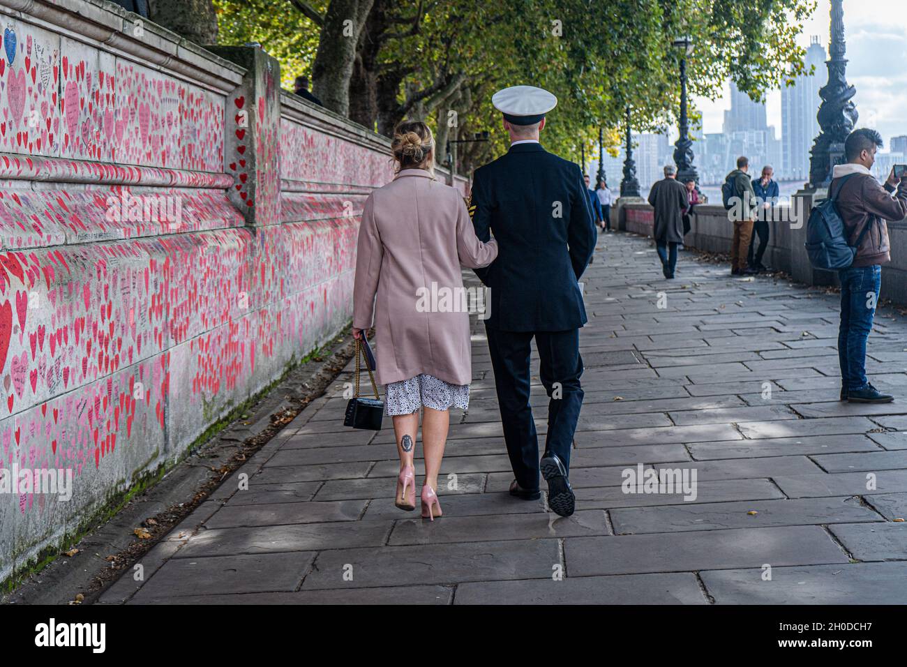 WESTMINSTER LONDRA, REGNO UNITO. 12 Ott 2021. Il muro commemorativo nazionale di Covid a Westminster decorato con cuori dipinti a mano dedicati alla memoria delle vittime della pandemia del coronavirus nel Regno Unito. Un rapporto pubblicato dal Comitato per la Salute e l'assistenza sociale e dal Comitato per la Scienza e la tecnologia ha rilevato che il governo britannico non ha fatto di più per fermare la diffusione di Covid nelle prime fasi della pandemia e il ritardo nell'introduzione del primo blocco che è costato migliaia di vite ed è stato uno di questi Il peggiore mai salute pubblica falls.Credit: amer Ghazzal / Alamy Live News Foto Stock