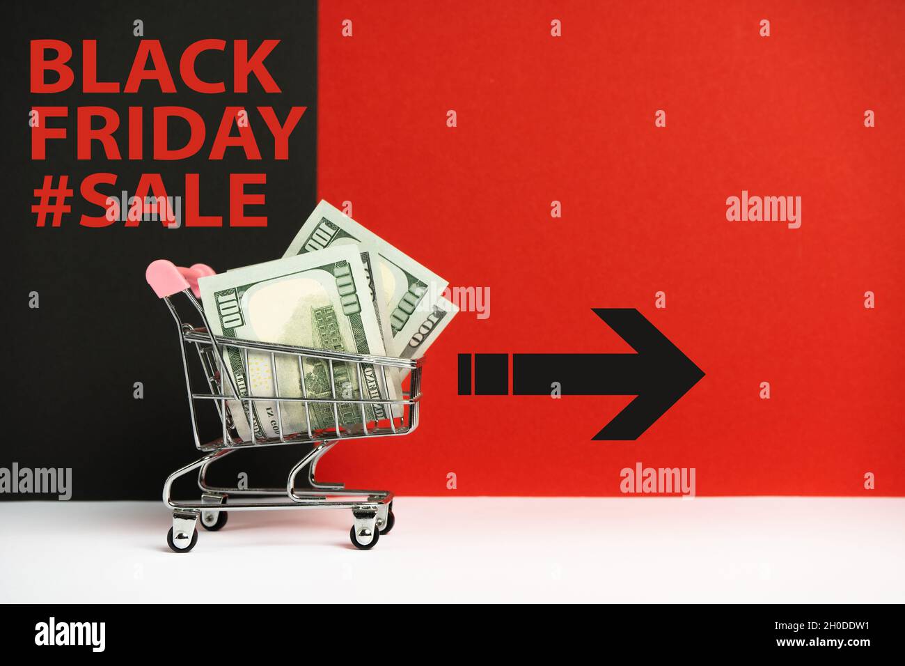 Carrello pieno di soldi per lo shopping del venerdì nero su sfondo colorato con l'iscrizione. Foto Stock
