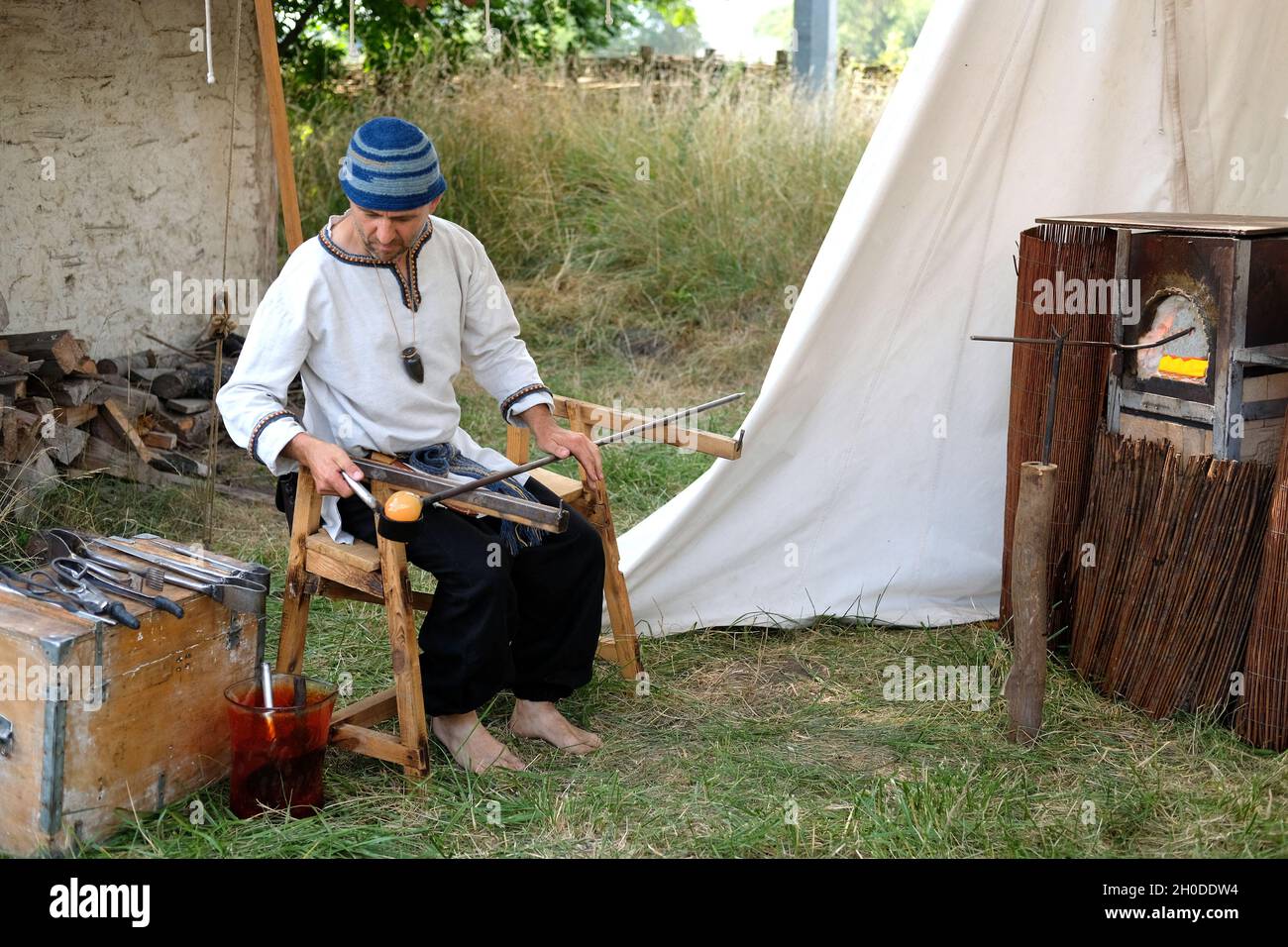 Maslomecz, Polonia. Giugno 19, 2021. Tradizionale soffiatore di vetro medievale in una fiera di antiquariato Foto Stock