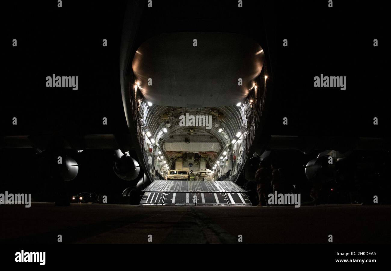 Un C-17 Globemaster III dalla 62ma Ala Airlift siede sulla linea del flightline alla base dell'aeronautica di Altus (AFB), Oklahoma, 1 febbraio 2021. Altus AFB funge da sede alternativa per accettare carichi designati per Fort Sill, OKla., la cui pista è attualmente in costruzione. Foto Stock