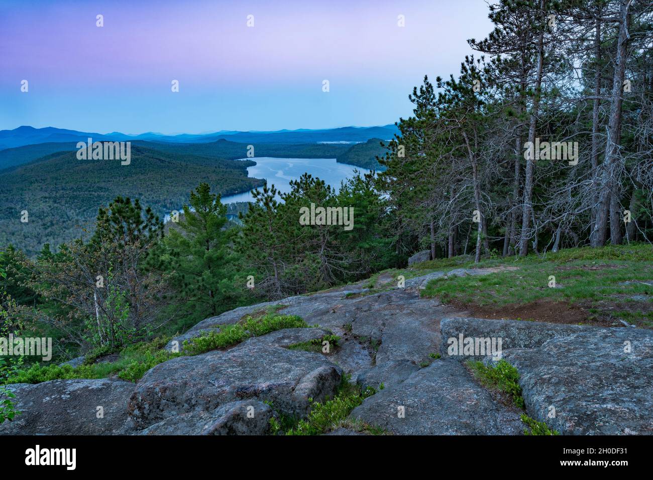 Prredawn su Silver Lake Mountain nel nord Adirondacks, Clinton Co., New York Foto Stock