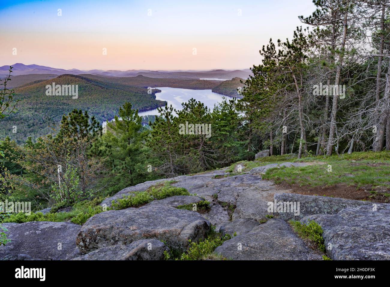 Dawn su Silver Lake Mountain, Silver Lake e Taylor Pond Wild Forest, Clinton Co., New York Foto Stock