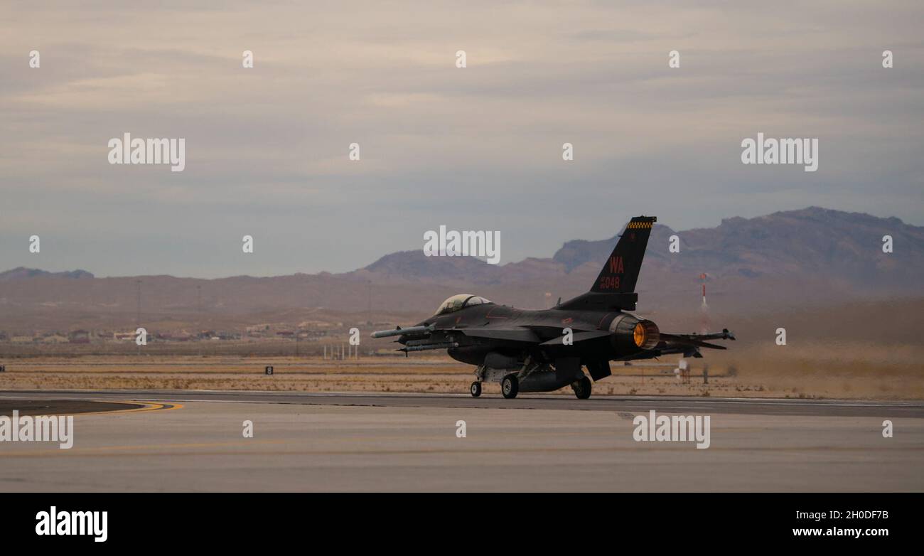 Un aereo della forza aerea statunitense F-16 Fighting Falcon assegnato al 64esimo Asgressor Squadron, decade il 1 febbraio 2021, durante la bandiera rossa 21-1 alla base dell'aeronautica di Nellis, Nevada. La manifestazione comprende una serie di aerei in aggiunta alla A-10C Thunderbolt II, tra cui F-22 Raptor, F-35 Lightning II, F-16 Fighting Falcon, EA-18G Growler, F-15E Strike Eagle, B-1B Lancer e lo Spirito B-2. Foto Stock