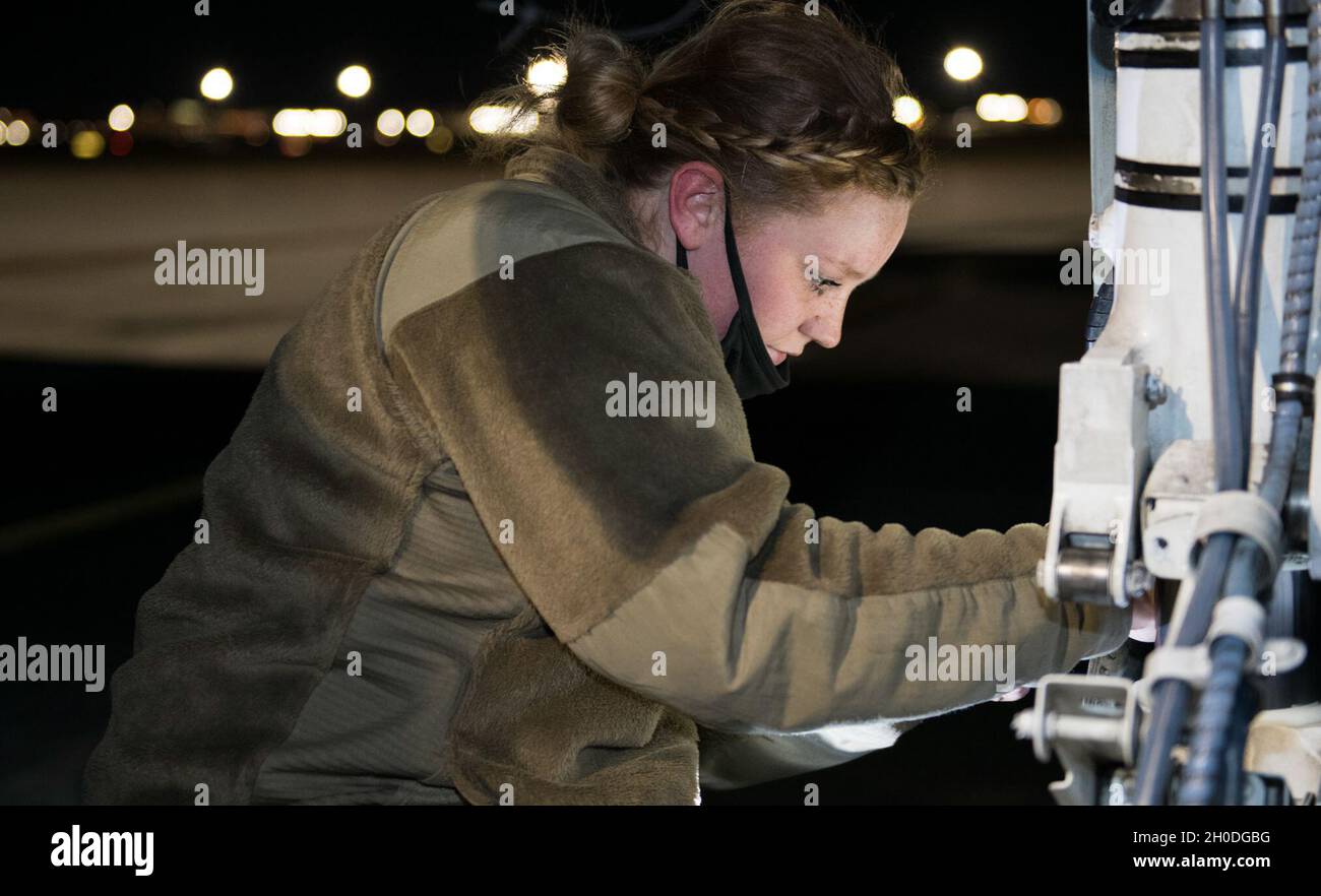 L'aviazione militare senior degli Stati Uniti Kelsie Orr, un capo dell'equipaggio di manutenzione degli aerei assegnato alla 122a ala dei combattuti, la Guardia nazionale dell'aria dell'Indiana, controlla i freni su un aeromobile A-10C Thunderbolt II, 2 febbraio 2021, durante la bandiera rossa 21-1 alla base dell'aeronautica di Nellis, Nevada. La manifestazione comprende una serie di aerei in aggiunta alla A-10C Thunderbolt II, tra cui F-22 Raptor, F-35 Lightning II, F-16 Fighting Falcon, EA-18G Growler, F-15E Strike Eagle, B-1B Lancer e lo Spirito B-2. Foto Stock