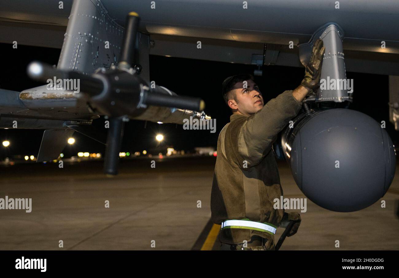 Il Senior Airman dell'Aeronautica militare statunitense Adam Bollman, un capo dell'equipaggio addetto alla manutenzione degli aeromobili assegnato alla 122a ala da caccia, controlla la presenza di pannelli allentati su un aeromobile A-10C Thunderbolt II, 2 febbraio 2021, durante la bandiera rossa 21-1 alla base dell'Aeronautica militare di Nellis, Nevada. La manifestazione comprende una serie di aerei in aggiunta alla A-10C Thunderbolt II, tra cui F-22 Raptor, F-35 Lightning II, F-16 Fighting Falcon, EA-18G Growler, F-15E Strike Eagle, B-1B Lancer e lo Spirito B-2. Foto Stock