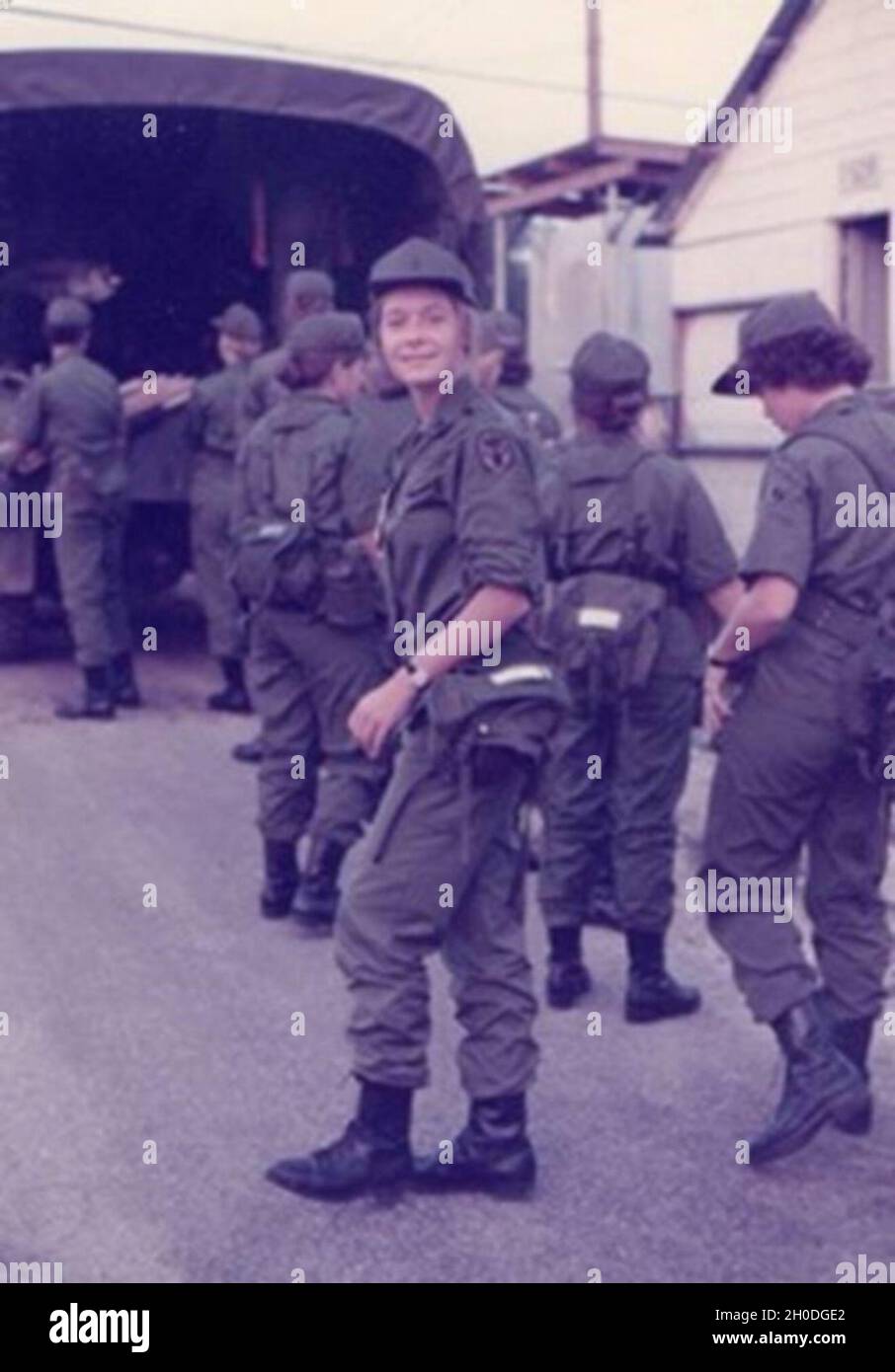 Debbie Winters ha condiviso le foto della sua carriera durante un evento di storia vivente a BACH in onore del compleanno del corpo delle infermiere dell'esercito. Winters si unì al corpo delle infermiere dell'Esercito nel 1976 e completò la sua carriera nella Riserva dell'Esercito. Ha servito negli ospedali da campo e negli ospedali tradizionali come BACH, ha frequentato l'Army War College, ed è stato assegnato ad un'unità dispiegata in Inghilterra durante la prima Guerra del Golfo. Foto dell'esercito degli Stati Uniti. Foto Stock