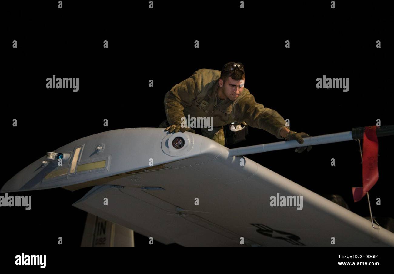 Il Senior Airman dell'Aeronautica militare statunitense Adam Bollman, un capo dell'equipaggio addetto alla manutenzione degli aeromobili assegnato alla 122a ala da caccia, controlla la presenza di pannelli allentati su un aeromobile A-10C Thunderbolt II, 2 febbraio 2021, durante la bandiera rossa 21-1 alla base dell'Aeronautica militare di Nellis, Nevada. La manifestazione comprende una serie di aerei in aggiunta alla A-10C Thunderbolt II, tra cui F-22 Raptor, F-35 Lightning II, F-16 Fighting Falcon, EA-18G Growler, F-15E Strike Eagle, B-1B Lancer e lo Spirito B-2. Foto Stock