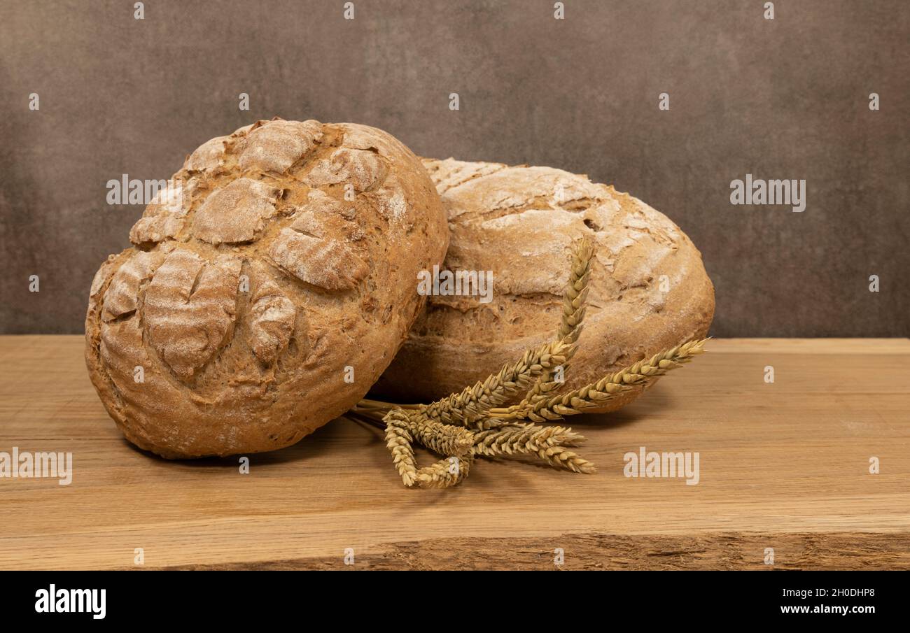 due pane su un piatto di legno Foto Stock