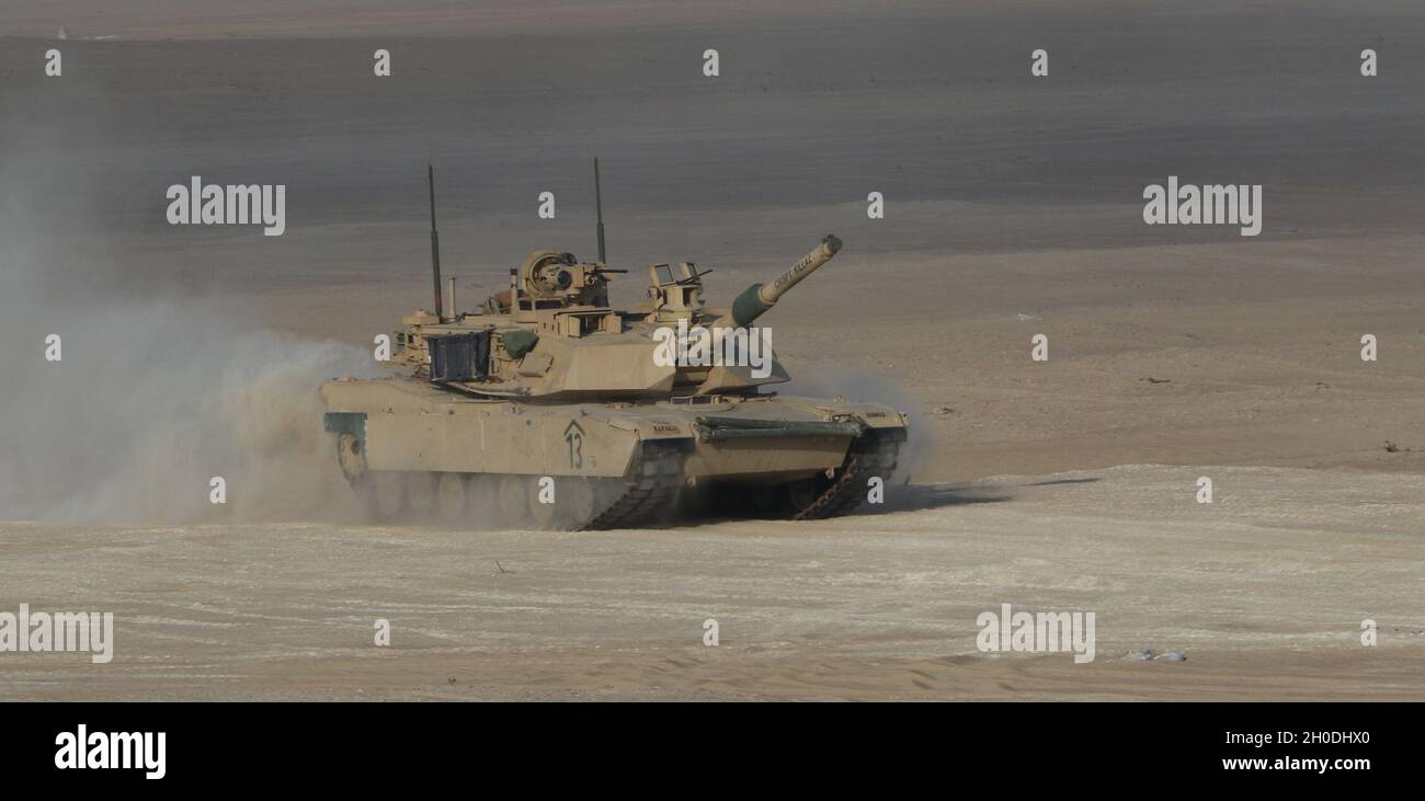 Un carro armato M1 Abrams, 1° Battaglione, 6° reggimento fanteria, 2° squadra di combattimento Brigata, 1° Divisione Armored, accelera attraverso il deserto verso un sito simulato di medevac, 02 febbraio 2021, durante la Iron Union 14 presso al Hamra Training Center negli Emirati Arabi Uniti. Iron Union è un esercizio bilaterale ricorrente tra la Task Force Spartan e le forze terrestri degli Emirati Arabi Uniti che integra processi, sistemi e funzioni di comando e controllo per rafforzare le relazioni e la fiducia con i partner regionali del sud-ovest asiatico. Foto Stock