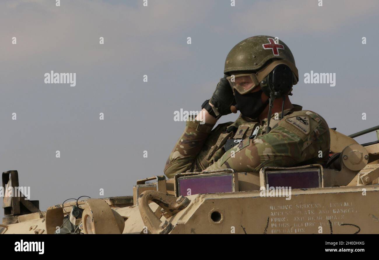 Una medica dell'esercito degli Stati Uniti assegnata al 1° Battaglione, 6° reggimento di fanteria, 2° team di combattimento brigata, 1° Divisione Armored, attende l'inizio di una missione di addestramento del medevac aereo, il 2 febbraio 2021, durante l'Unione del ferro 14 presso il centro di addestramento al Hamra negli Emirati Arabi Uniti. Iron Union è un esercizio bilaterale ricorrente tra la Task Force Spartan e le forze terrestri degli Emirati Arabi Uniti che integra processi, sistemi e funzioni di comando e controllo per rafforzare le relazioni e la fiducia con i partner regionali del sud-ovest asiatico. Foto Stock