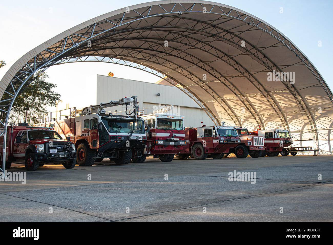 Una linea di camion-fuoco si siede parcheggiata adiacente alla linea del flightline a Duke Field, Florida, 3 febbraio 2021. La 96esima ala di prova è proprietaria e gestisce i veicoli che vengono talvolta utilizzati dal volo antincendio Squadron del 919esimo ingegnere civile per operazioni speciali per eventi di addestramento simulati. Foto Stock