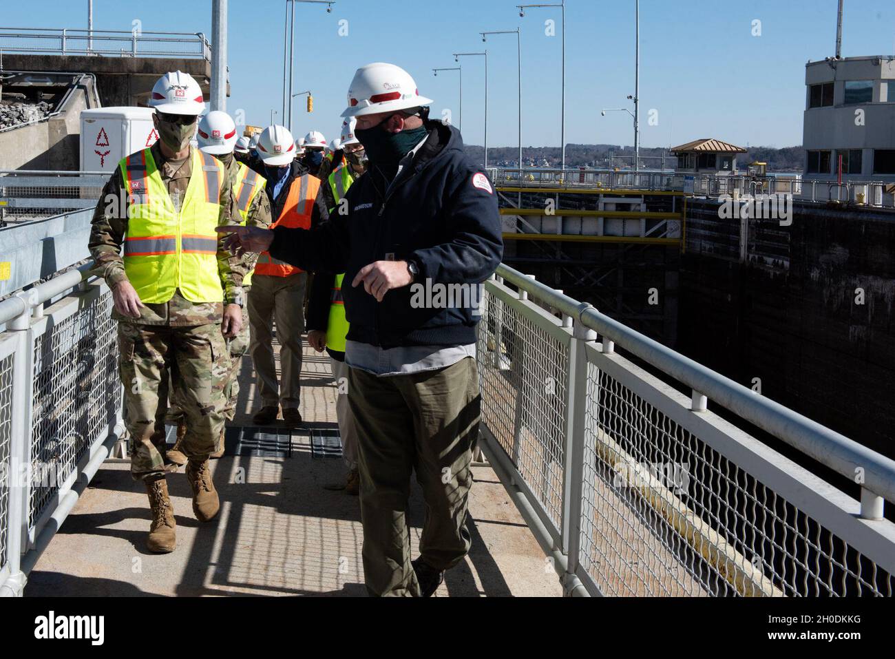 Cory Richardson, Chickamauga Lock master, guida il Gen. Scott Spellmon, 55° capo degli ingegneri, in un tour di Chickamauga Lock sul fiume Tennessee a Chattanooga, Tennessee, 3 febbraio 2021. Il blocco ha avuto problemi strutturali ed è incompatibile con l'attrezzatura di traino di oggi, con tempi di traino più lunghi del normale. Il corpo dell'esercito degli Stati Uniti degli ingegneri del distretto di Nashville sta costruendo una serratura di ricambio più grande al progetto dell'autorità della valle del Tennessee. Foto Stock