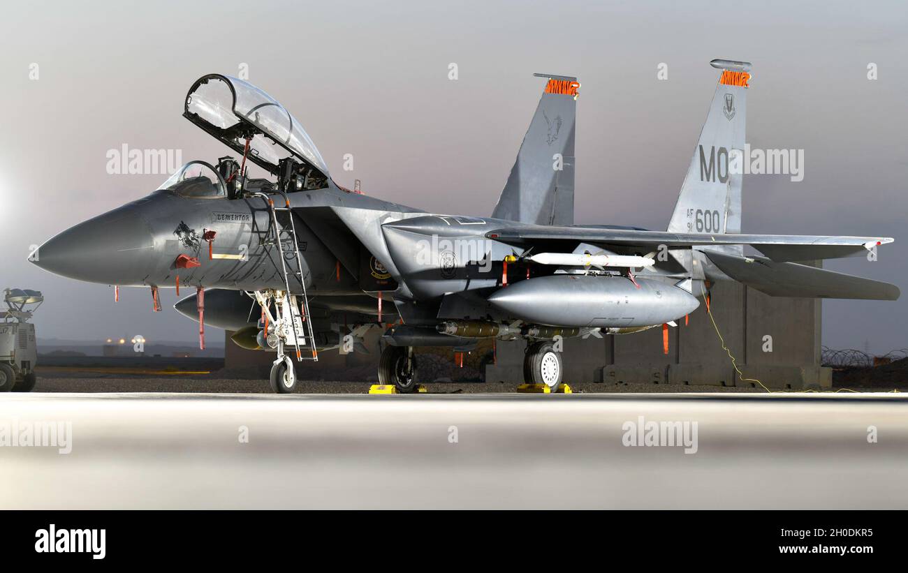 I combattenti Red Tail della 332d Air Expeditionary Wing, le aquile di Strike F-15E, sono pronti a sputare il fuoco in un attimo, in un luogo non divulgato, da qualche parte nel sud-ovest dell'Asia. Foto Stock