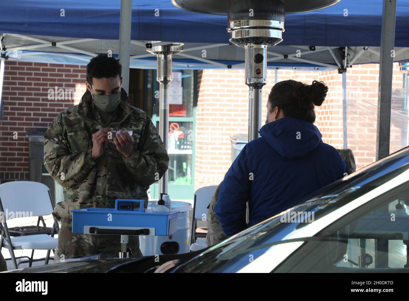 SPC. Trey Pressley, medico assegnato al 236esimo Battaglione Ingegnere Brigata, 30esimo Armored Brigade Combat Team, riempie una siringa con un vaccino COVID-19 durante un viaggio attraverso la clinica presso il Macon County Public Health Department di Franklin, North Carolina, 3 febbraio 2021. I soldati della Guardia Nazionale del North Carolina e gli Airmen sono attivati in tutto lo stato per assistere i dipartimenti sanitari locali con l'aumento dell'efficienza della somministrazione dei vaccini. Foto Stock