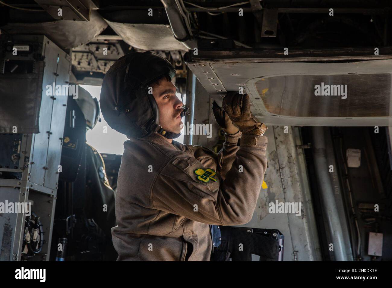 Personale Sgt. Joshua Milne chiude la finestra di un CH-53E Super Stallion prima di un volo alla Marine Corps Air Station New River, North Carolina, 3 febbraio 2021. Marine Heavy Helicopter Squadron 464 (HMH-464) sono stati rifornito da un KC-130J, che offre una capacità di carburante di 60,000 libbre che può allocare tra la propria capacità di scarico utilizzando la sua ala e serbatoi esterni mentre è in aria. HMH-464 è un'unità subordinata della 2a Ala di aeromobili marini, che è l'elemento di combattimento di aviazione della II forza di spedizione marina. Foto Stock