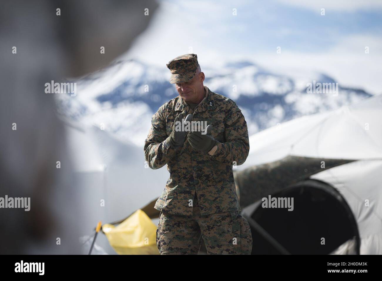 Roger B. Turner Jr., comandante generale, 1a Divisione Marina applaude i Marines e i marinai del 2° Battaglione, 7° Reggimento Marino, 1° Divisione Marina sulla loro performance durante l'esercitazione di addestramento della montagna (MTX) 2-21 Febbraio 3, 2021 al Marine Corps Mountain Warfare Training Center, Bridgeport, California. Turner ha riconosciuto e premiato la Medaglia Navy and Marine Corps Achievement ai Marines e ai marinai che si sono esibiti in modo encomiabile durante l'MTX. Foto Stock