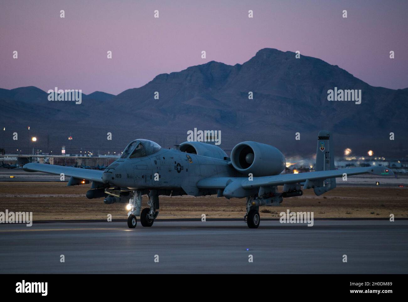 Un pilota Thunderbolt II A-10C effettua un taxi lungo la pista durante la bandiera rossa 21-1 alla base dell'aeronautica di Nellis, Nevada, 3 febbraio 2021. La manifestazione comprende una serie di aerei in aggiunta alla A-10C Thunderbolt II, tra cui F-22 Raptor, F-35 Lightning II, F-16 Fighting Falcon, EA-18G Growler, F-15E Strike Eagle, B-1B Lancer e lo Spirito B-2. Foto Stock