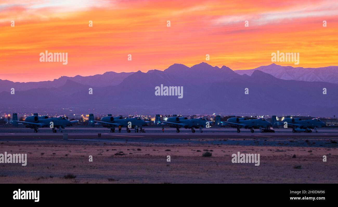 I piloti Thunderbolt II a-10C attendono il decollo durante la bandiera rossa 21-1 alla base dell'aeronautica di Nellis, Nevada, 3 febbraio 2021. La manifestazione comprende una serie di aerei in aggiunta alla A-10C Thunderbolt II, tra cui F-22 Raptor, F-35 Lightning II, F-16 Fighting Falcon, EA-18G Growler, F-15E Strike Eagle, B-1B Lancer e lo Spirito B-2. Foto Stock