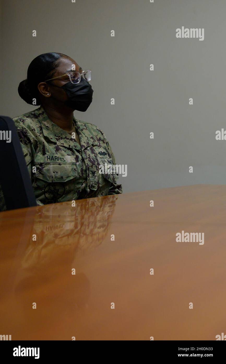 ATTIVITÀ DI SUPPORTO NAVALE NAPOLI (feb 3, 2021) costruttore di seconda classe Kiara Harris, di Seattle, Washington, assegnato al Dipartimento lavori pubblici di Napoli, attende di ascoltare i risultati del suo esame incrociato di due ore con quattro consiglieri Navy in tutta l'area di Napoli. Ha superato con successo il suo esame orale e ha ricevuto quattro approvazioni per una presentazione del pacchetto per il cross rate come consigliere della Marina. Foto Stock