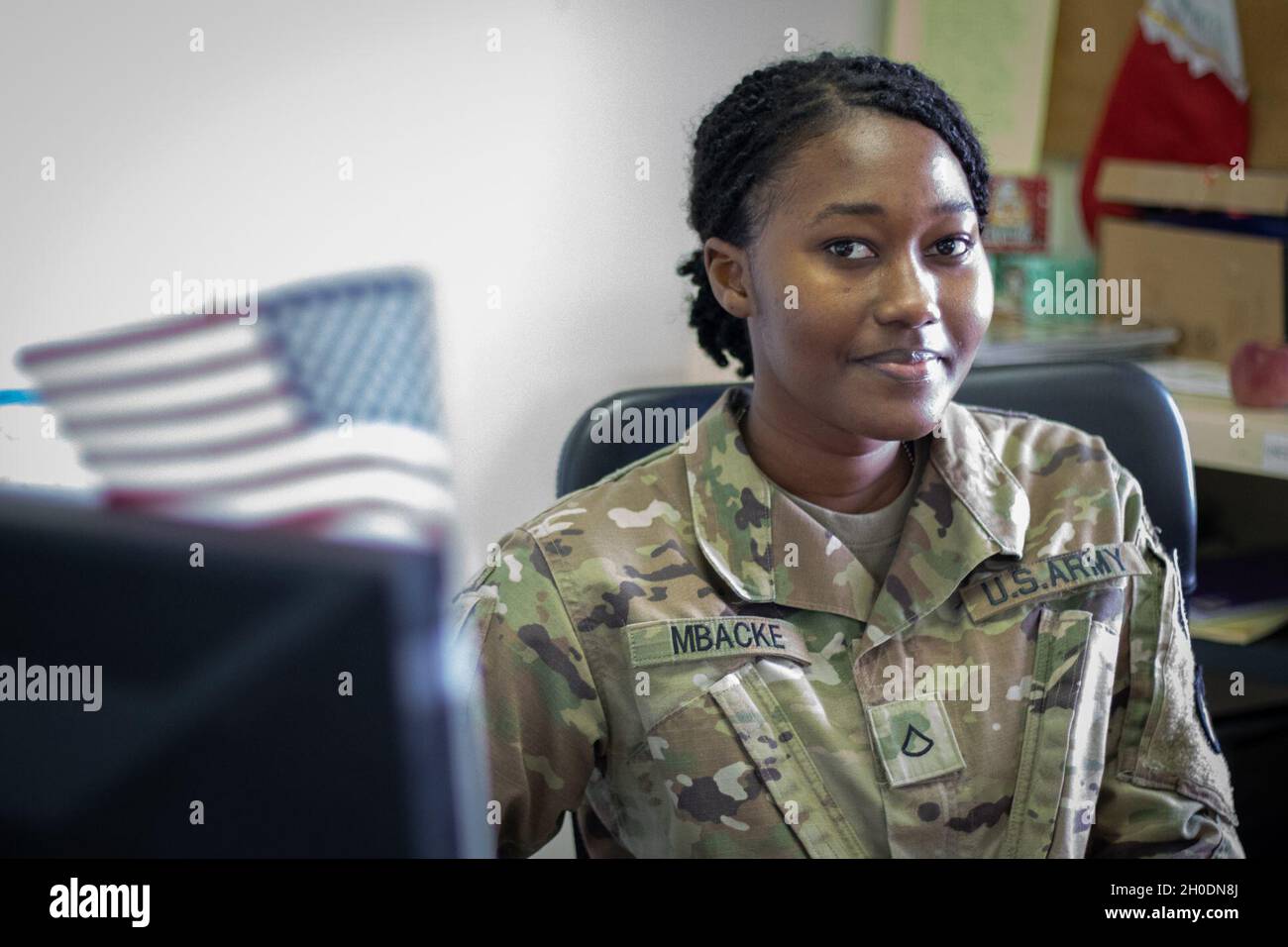 PFC. Sokhna Khadija Mbacke, uno specialista delle risorse umane nella seconda squadra di combattimento di Brigade, 34th Divisione di fanteria, Iowa Army National Guard, si pone per un ritratto nel suo ufficio a Camp Maréchal de Lattre de Tassigny, Kosovo, il 3 febbraio 2012. Mbacke è attualmente dispiegato in Kosovo a sostegno del comando regionale-orientale, la forza del Kosovo. Foto Stock