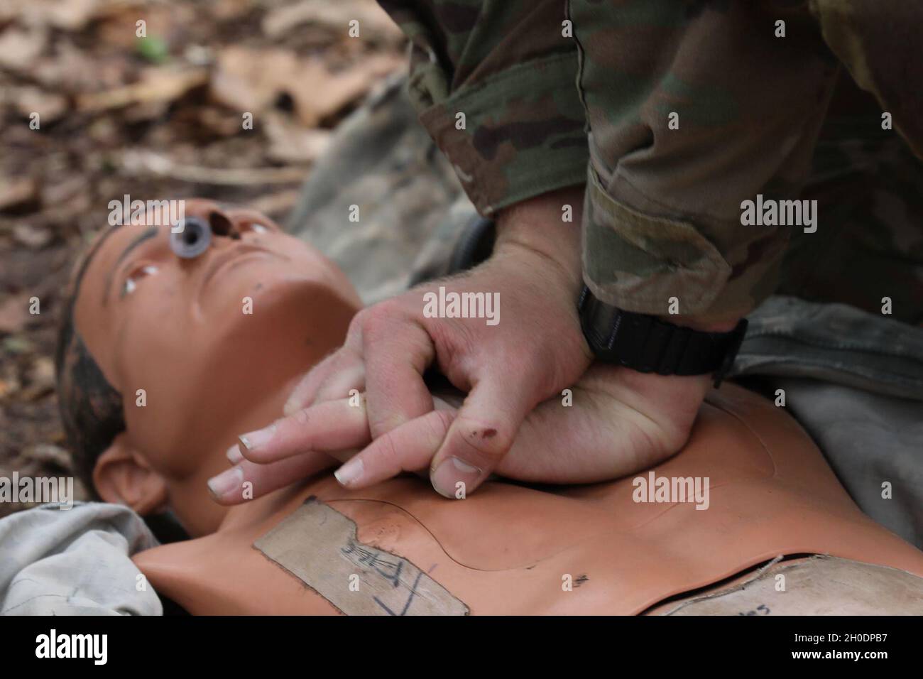 Un soldato assegnato al 1° Battaglione, 28° reggimento fanteria, 3° Divisione fanteria, fornisce RCP a un manichino in caso di incidente durante una valutazione del badge di fanteria esperto su Fort Benning, Georgia, 4 febbraio 2021. Se un soldato completa con successo più di 40 compiti nel primo tentativo ciascuno durante i test della BEI, guadagnano il titolo “True Blue” per aver ricevuto un punteggio perfetto. Foto Stock