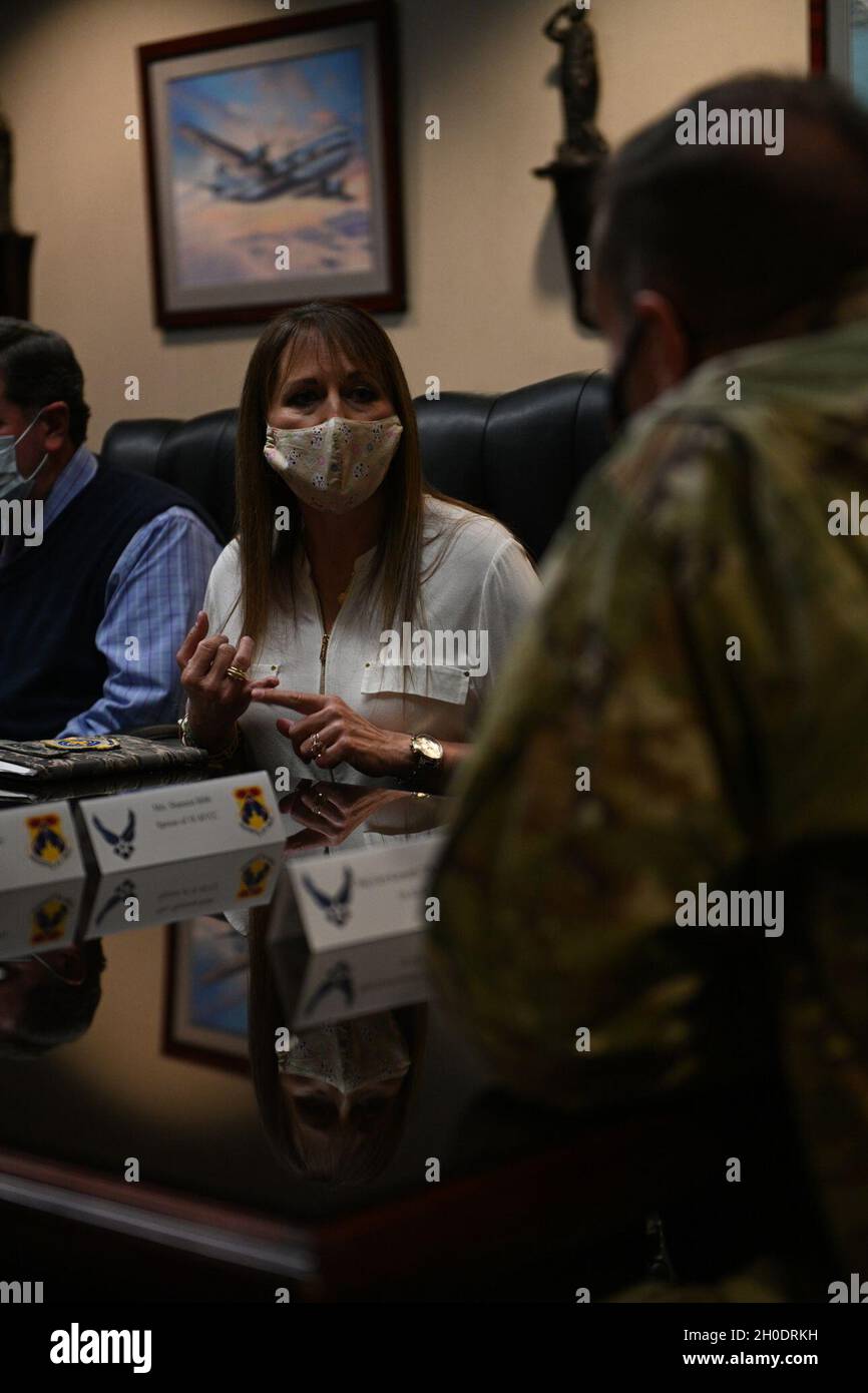 Emily Haley, 60th Air Mobility Wing coordinatore di supporto della comunità, briefing 18th Air Force leadership 4 febbraio 2021, presso la base dell'aeronautica di Travis, California. Il brief di Haley ha fornito un aggiornamento sullo stato di salute della 60a AMW Airmen rispetto ai dati dello scorso anno. La 18esima AF visitò la base il 3-5 febbraio per comprendere le capacità di Travis AFB come la porta di accesso al Pacifico. Foto Stock