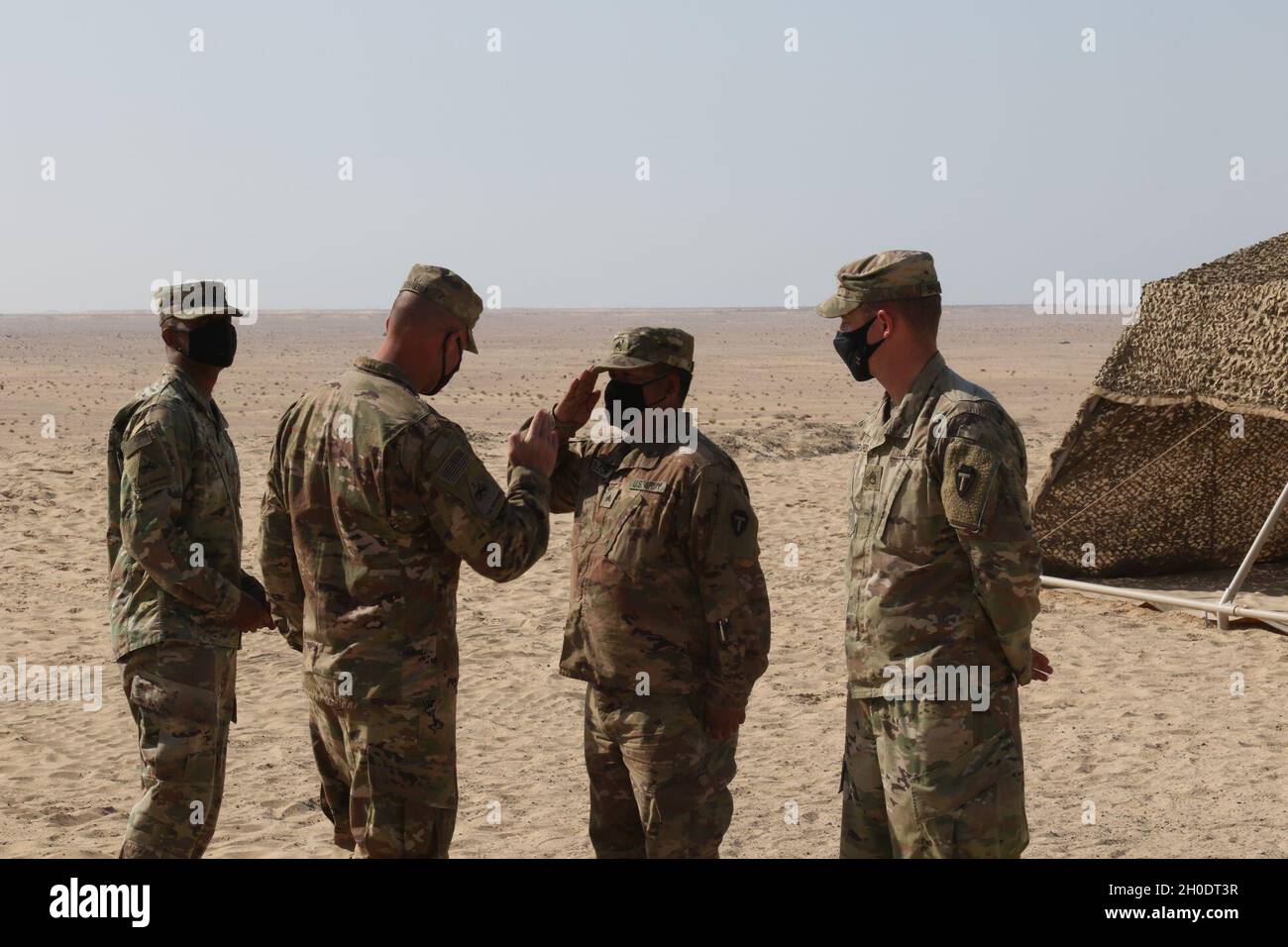 SGT. Sam DeLeon e il personale Sgt. Daryl Bradford, Task Force Spartan Public Affairs, riceve monete di sfida per il loro lavoro presso Iron Union 14 dal comando del 1° Battaglione, 6° Divisione Fanteria, 2° Team di combattimento Brigata, 1° Divisione Armored, 4 febbraio 2021, presso al Hamra Training Center negli Emirati Arabi Uniti. DeLeon e Bradford hanno trattato Iron Union 14, che è un esercizio bilaterale ricorrente tra TFS e le forze terrestri degli Emirati Arabi Uniti per migliorare l'efficacia delle operazioni e migliorare l'interoperabilità. Foto Stock