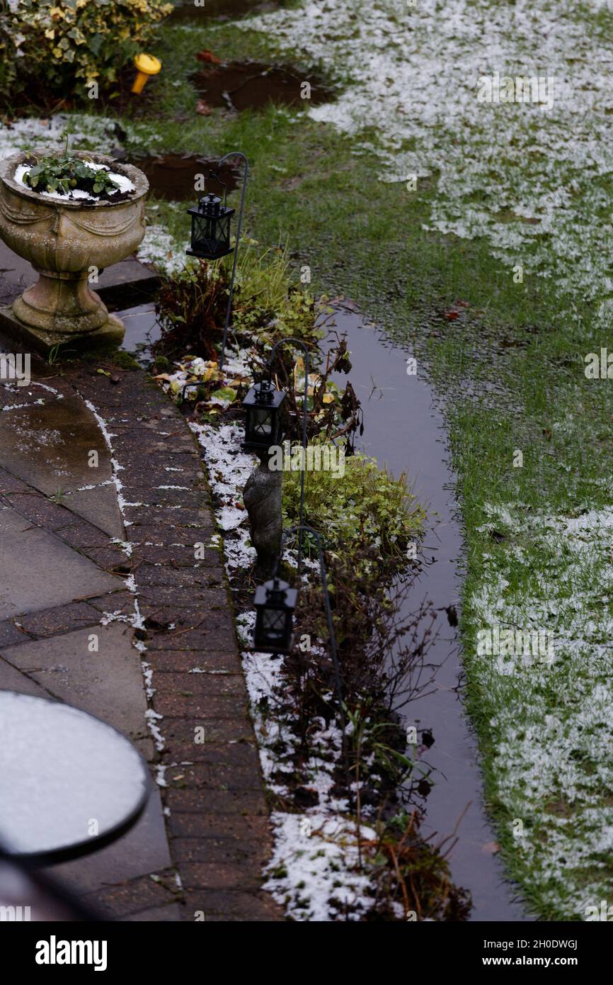 Inondazione in un giardino britannico Foto Stock
