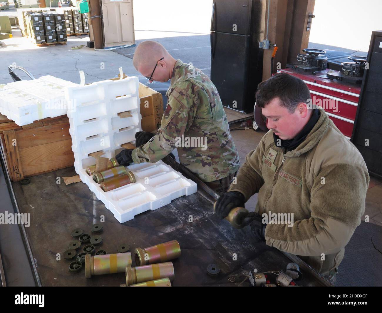 L'aereo militare statunitense Nathan Queen e il maggiore Airman Christopher McCarthy dalla 169a MXS, volo delle munizioni convertono le bombe GBU-12 guidate da laser in bombe MK-82 non guidate alla base dell'aeronautica di Nellis, Nevada, 4 febbraio 2021. La 169a ala da caccia della Guardia Nazionale aerea del South Carolina sta partecipando all'esercizio Red Flag 21-1, che offre ai piloti e agli equipaggi di terra l'opportunità di sperimentare scenari di combattimento realistici che possono trovare in un futuro ambiente reale. Foto Stock