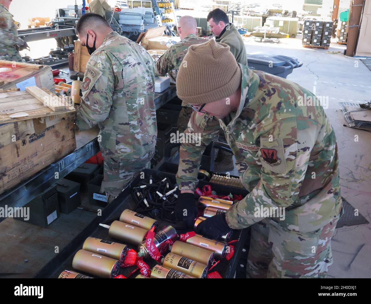 U.S. Air Force Tech. SGT. Jeffrey Manuel dal 169th MXS, il volo delle munizioni si prepara a convertire le bombe GBU-12 guidate dal laser in bombe MK-82 non guidate alla base dell'aeronautica di Nellis, Nevada, 4 febbraio 2021. La 169a ala da caccia della Guardia Nazionale aerea del South Carolina sta partecipando all'esercizio Red Flag 21-1, che offre ai piloti e agli equipaggi di terra l'opportunità di sperimentare scenari di combattimento realistici che possono trovare in un futuro ambiente reale. Foto Stock