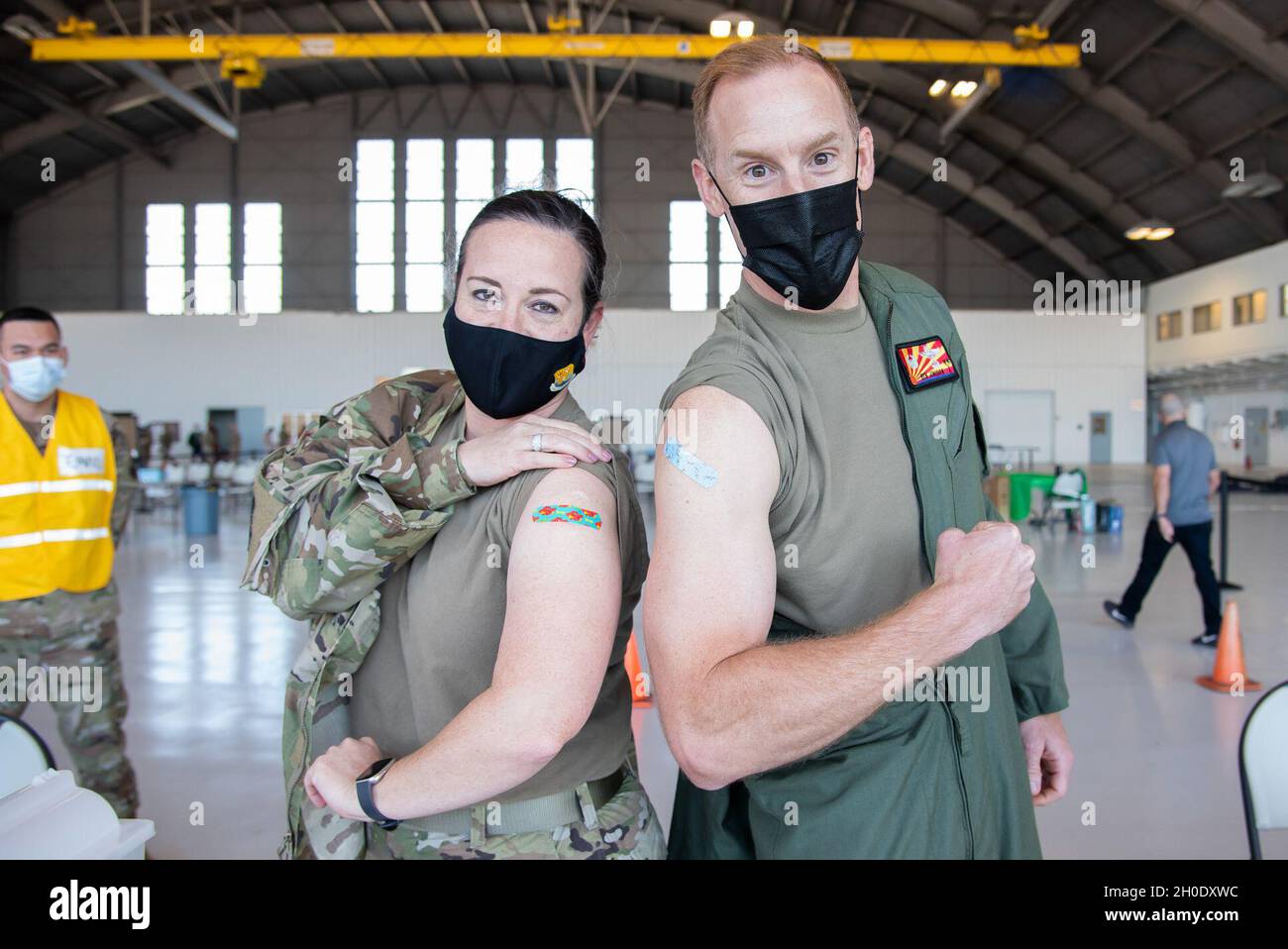 A seguito del piano di vaccinazione graduale del Dipartimento della Difesa, il col. Benjamin Jonsson, comandante della 6a Ala di rifornimento d'aria e capo Maestro Sgt. Shae Gee, 6° capo comando ARW, mostra i loro Band-Aids dopo aver ricevuto la loro vaccinazione iniziale COVID-19 alla base dell'aeronautica di MacDill, Fla., 5 febbraio 2021. Il vaccino è attualmente volontario e somministrato in base ad un approccio graduale che inizia con i farmaci mission-critical e quelli che sono a rischio di esposizione più elevato. Per eventuali domande correlate, chiamare la linea di vaccino COVID-19 al numero 813-828-1918 o inviare un'e-mail alla casella COVID-19 Vaccine Organization all'usaf.macd Foto Stock