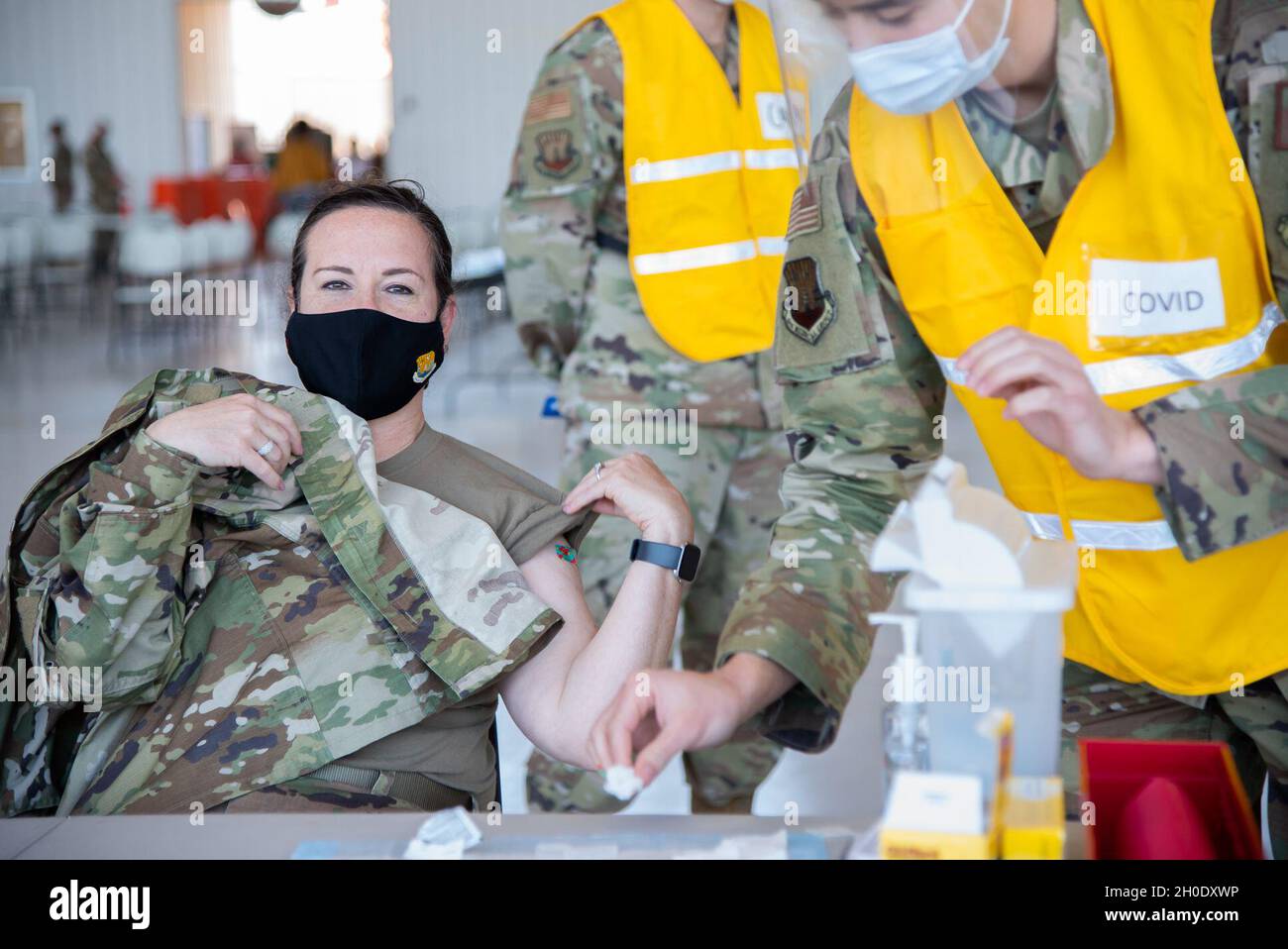 Seguendo il piano di vaccinazione graduale del Dipartimento della Difesa, il Capo Maestro Sgt. Shae Gee, il capo di comando della 6a Ala di rifornimento dell'aria, riceve la sua vaccinazione iniziale COVID-19 alla base dell'aeronautica di MacDill, Fl., 5 febbraio 2021. Il vaccino è attualmente volontario e somministrato in base ad un approccio graduale che inizia con i farmaci mission-critical e quelli che sono a rischio di esposizione più elevato. Per eventuali domande correlate, chiamare la linea di vaccino COVID-19 al numero 813-828-1918 o inviare un'e-mail alla casella COVID-19 Vaccine Organization (Organizzazione del vaccino COVID-usaf.macdill.6-mdg.mbx.immunizations@mail.mil) all'indirizzo. Foto Stock