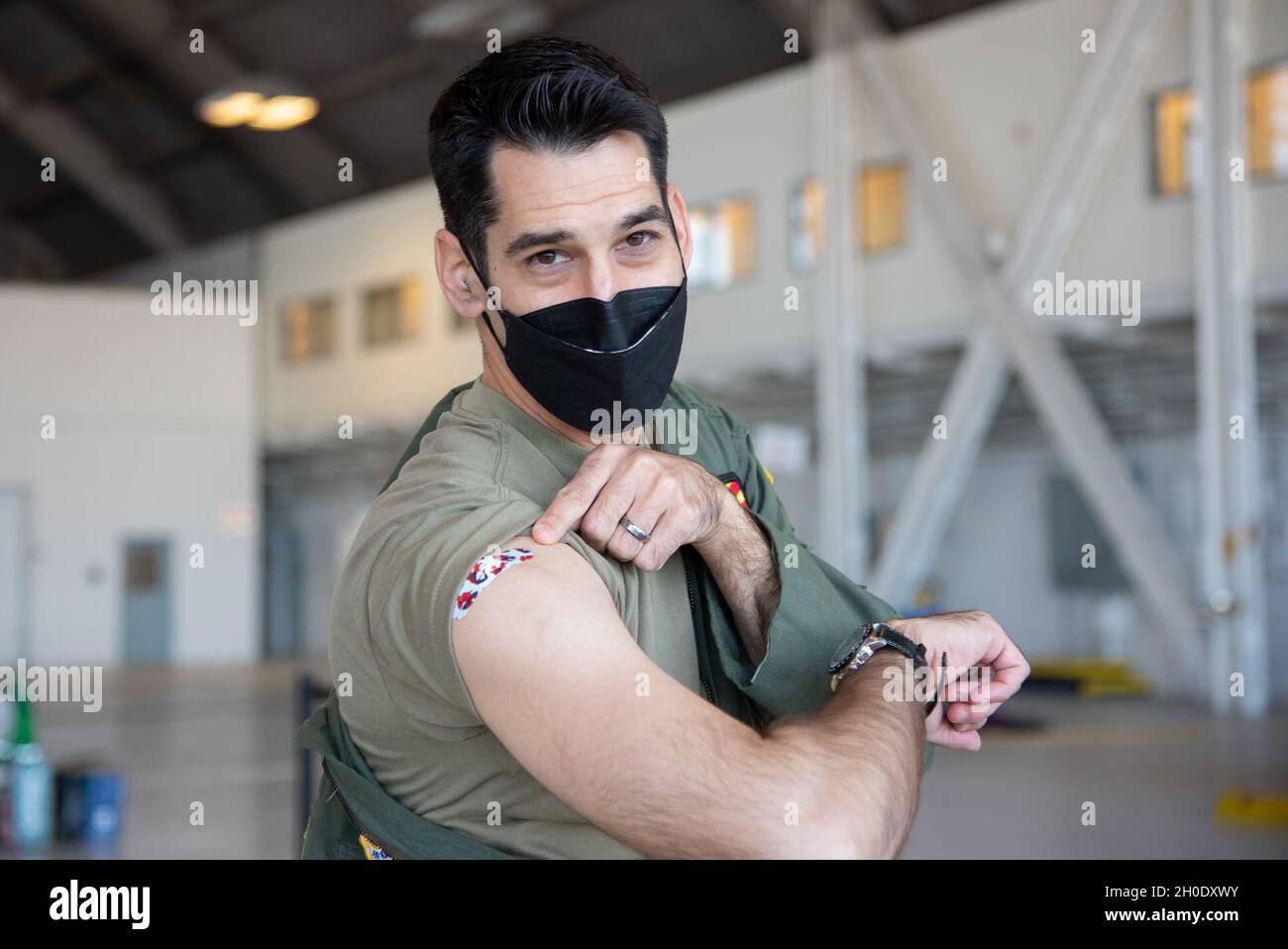 In seguito al piano di vaccinazione graduale del Dipartimento della Difesa, il co. Benjamin Robins, vice comandante della 6a Air Refeling Wing, mostra il suo Band-Aid dopo aver ricevuto la sua vaccinazione iniziale COVID-19 alla base dell'aeronautica di MacDill, Fl., 5 febbraio 2021. Il vaccino è attualmente volontario e somministrato in base ad un approccio graduale che inizia con i farmaci mission-critical e quelli che sono a rischio di esposizione più elevato. Per eventuali domande correlate, chiamare la linea di vaccino COVID-19 al numero 813-828-1918 o inviare un'e-mail alla casella COVID-19 Vaccine Organization (Organizzazione del vaccino COVID-usaf.macdill.6-mdg.mbx.immunizations@mail.mil) all'indirizzo. Foto Stock