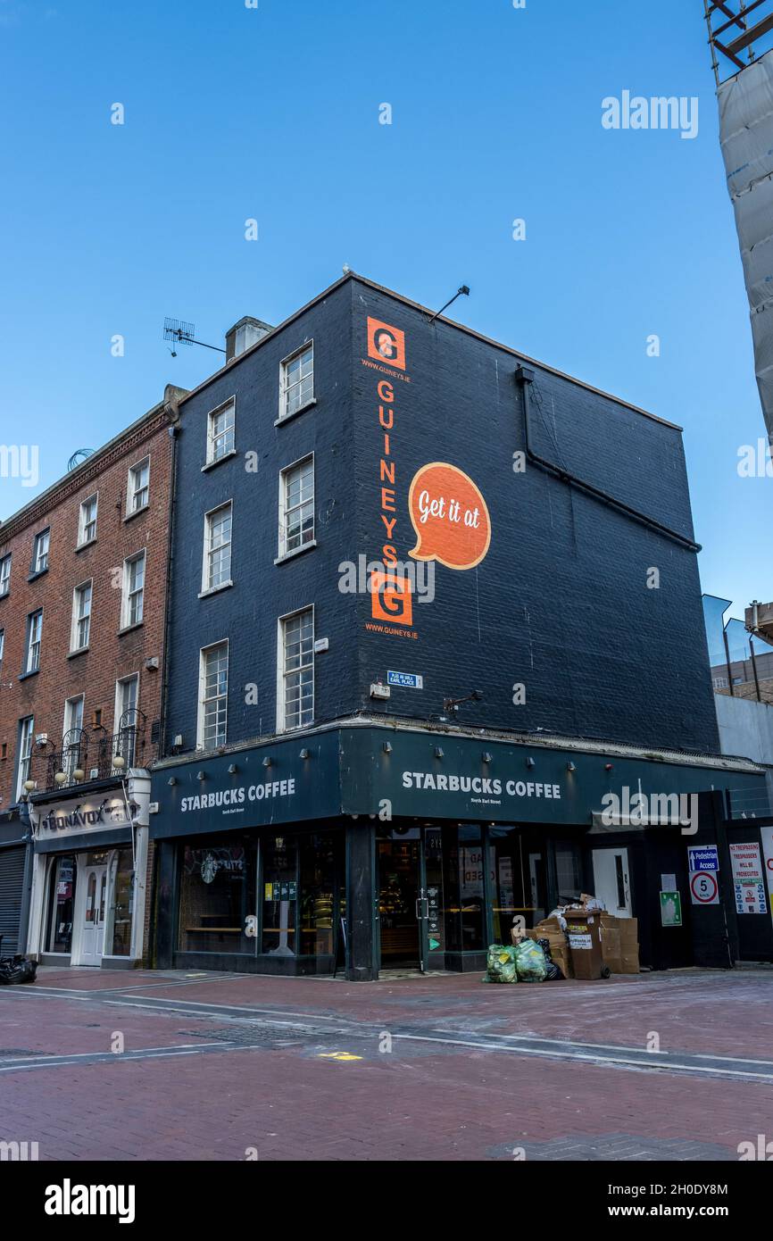 DUBLINO, IRLANDA - 28 aprile 2021: Un colpo verticale di edifici su Talbot Street a Dublino, Irlanda Foto Stock