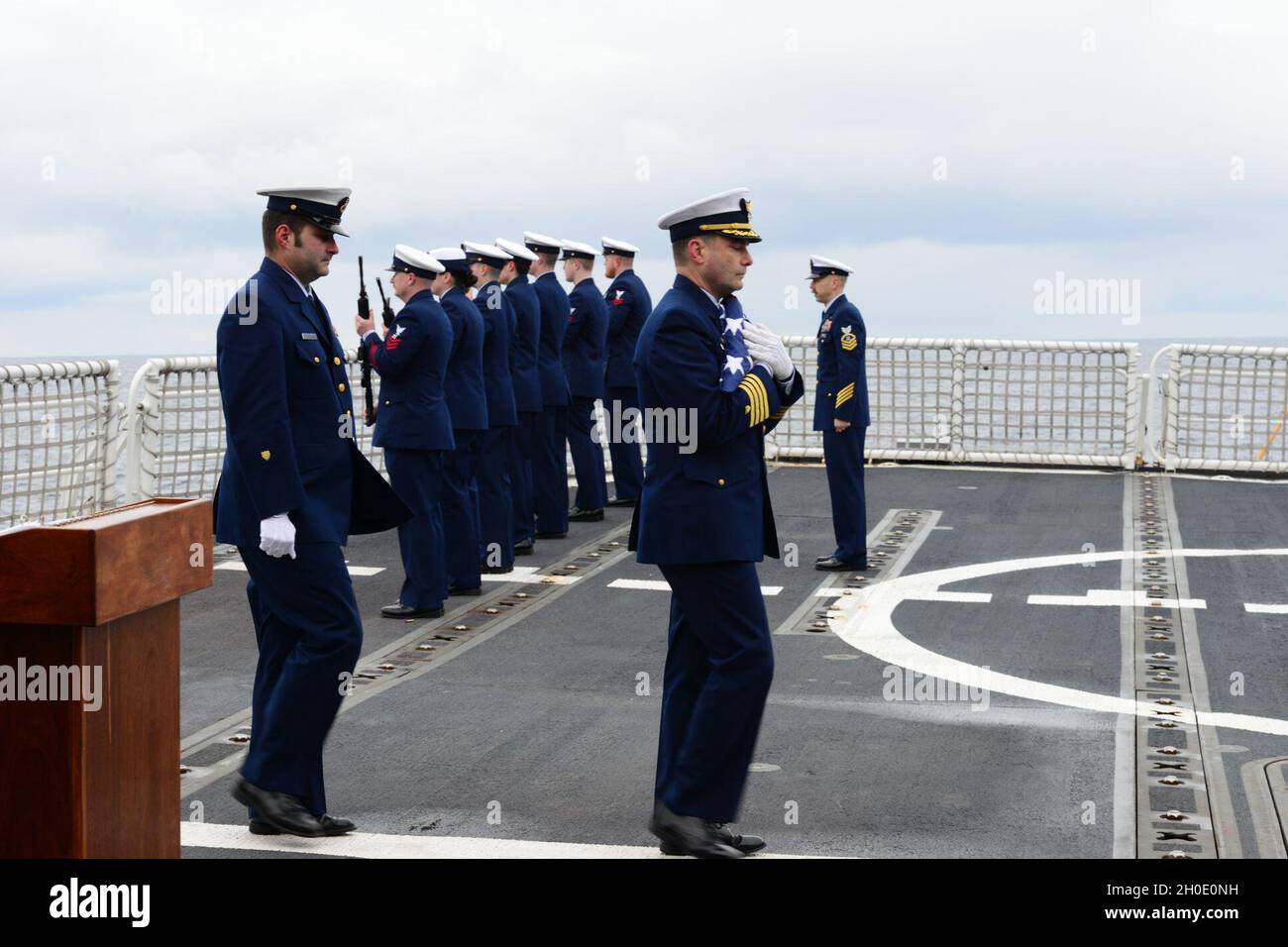 L'equipaggio della Guardia Costiera Cutter Polar Star (WAGB 10) esegue una cerimonia di sepoltura in mare nel Golfo dell'Alaska, venerdì 5 febbraio 2021 per il Chief Petty Officer Richard Franklyn Zehrung. Zehrung arruolò nella Guardia Costiera nel 1958, circumnavigò il globo due volte - in operazione Deep Freeze nel 1960 e nel 1961, e servì con orgoglio il suo paese fino al suo pensionamento nel 1981. Foto Stock