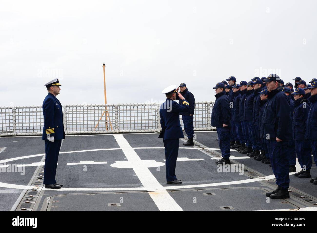 L'equipaggio della Guardia Costiera Cutter Polar Star (WAGB 10) esegue una cerimonia di sepoltura in mare nel Golfo dell'Alaska, venerdì 5 febbraio 2021 per il Chief Petty Officer Richard Franklyn Zehrung. Zehrung arruolò nella Guardia Costiera nel 1958, circumnavigò il globo due volte - in operazione Deep Freeze nel 1960 e nel 1961, e servì con orgoglio il suo paese fino al suo pensionamento nel 1981. Foto Stock