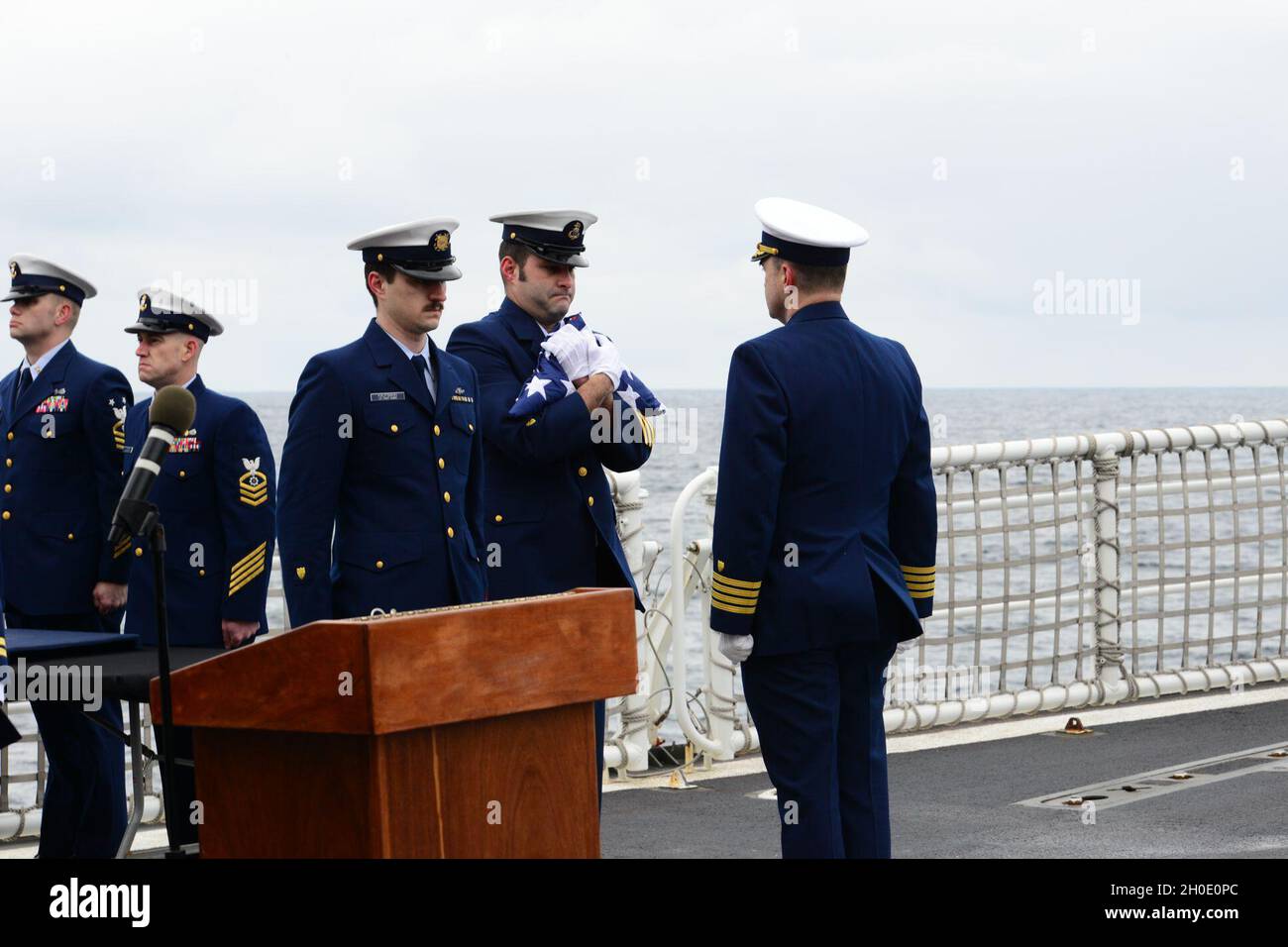 L'equipaggio della Guardia Costiera Cutter Polar Star (WAGB 10) esegue una cerimonia di sepoltura in mare nel Golfo dell'Alaska, venerdì 5 febbraio 2021 per il Chief Petty Officer Richard Franklyn Zehrung. Zehrung arruolò nella Guardia Costiera nel 1958, circumnavigò il globo due volte - in operazione Deep Freeze nel 1960 e nel 1961, e servì con orgoglio il suo paese fino al suo pensionamento nel 1981. Foto Stock