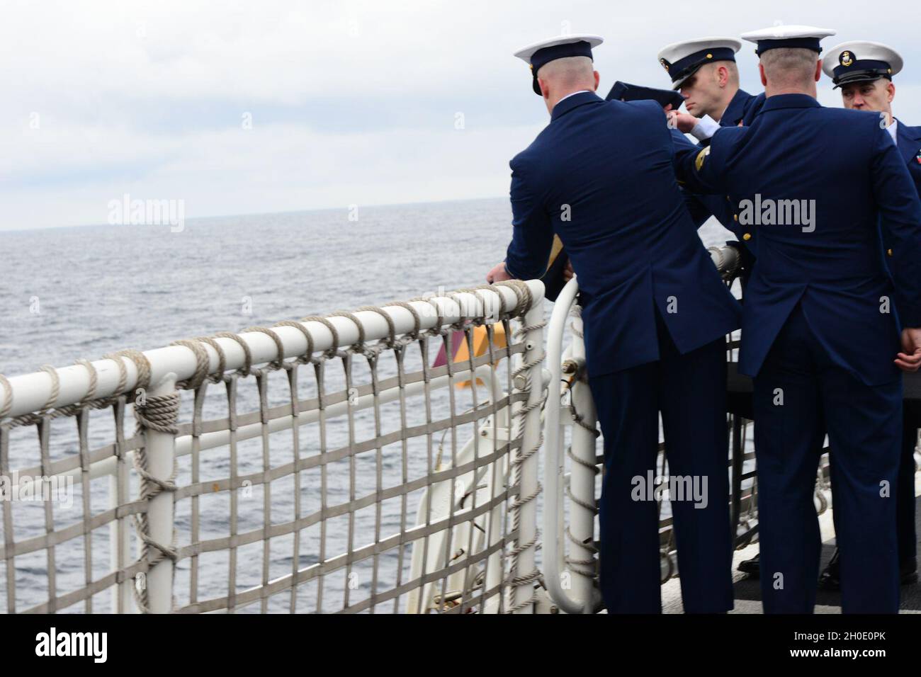 L'equipaggio della Guardia Costiera Cutter Polar Star (WAGB 10) esegue una cerimonia di sepoltura in mare nel Golfo dell'Alaska, venerdì 5 febbraio 2021 per il Chief Petty Officer Richard Franklyn Zehrung. Zehrung arruolò nella Guardia Costiera nel 1958, circumnavigò il globo due volte - in operazione Deep Freeze nel 1960 e nel 1961, e servì con orgoglio il suo paese fino al suo pensionamento nel 1981. Foto Stock