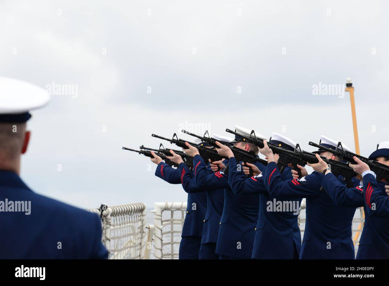 L'equipaggio della Guardia Costiera Cutter Polar Star (WAGB 10) esegue una cerimonia di sepoltura in mare nel Golfo dell'Alaska, venerdì 5 febbraio 2021 per il Chief Petty Officer Richard Franklyn Zehrung. Zehrung arruolò nella Guardia Costiera nel 1958, circumnavigò il globo due volte - in operazione Deep Freeze nel 1960 e nel 1961, e servì con orgoglio il suo paese fino al suo pensionamento nel 1981. Foto Stock