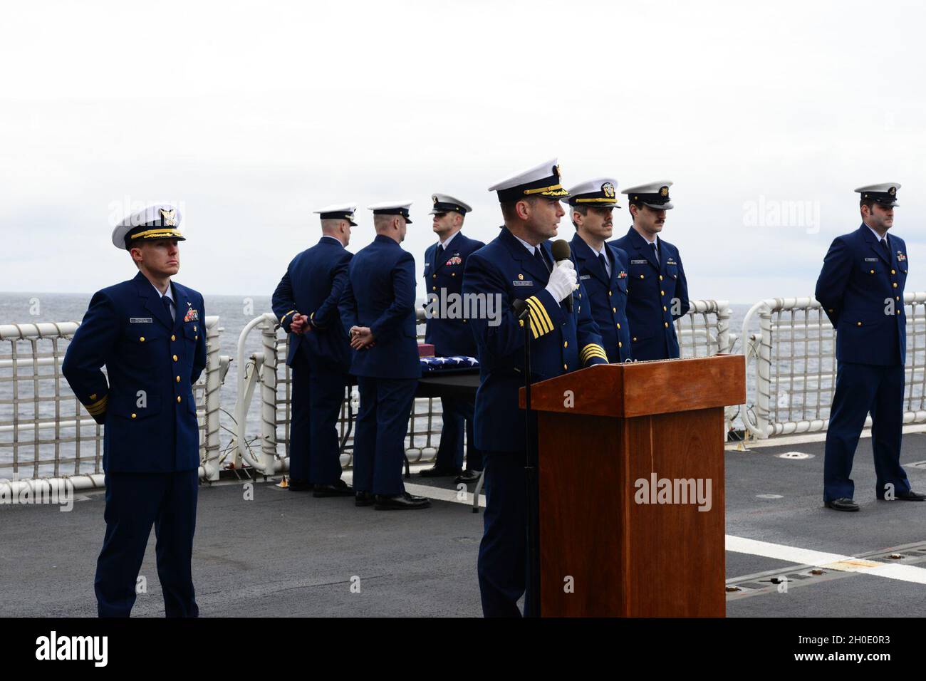 L'equipaggio della Guardia Costiera Cutter Polar Star (WAGB 10) esegue una cerimonia di sepoltura in mare nel Golfo dell'Alaska, venerdì 5 febbraio 2021 per il Chief Petty Officer Richard Franklyn Zehrung. Zehrung arruolò nella Guardia Costiera nel 1958, circumnavigò il globo due volte - in operazione Deep Freeze nel 1960 e nel 1961, e servì con orgoglio il suo paese fino al suo pensionamento nel 1981. Foto Stock